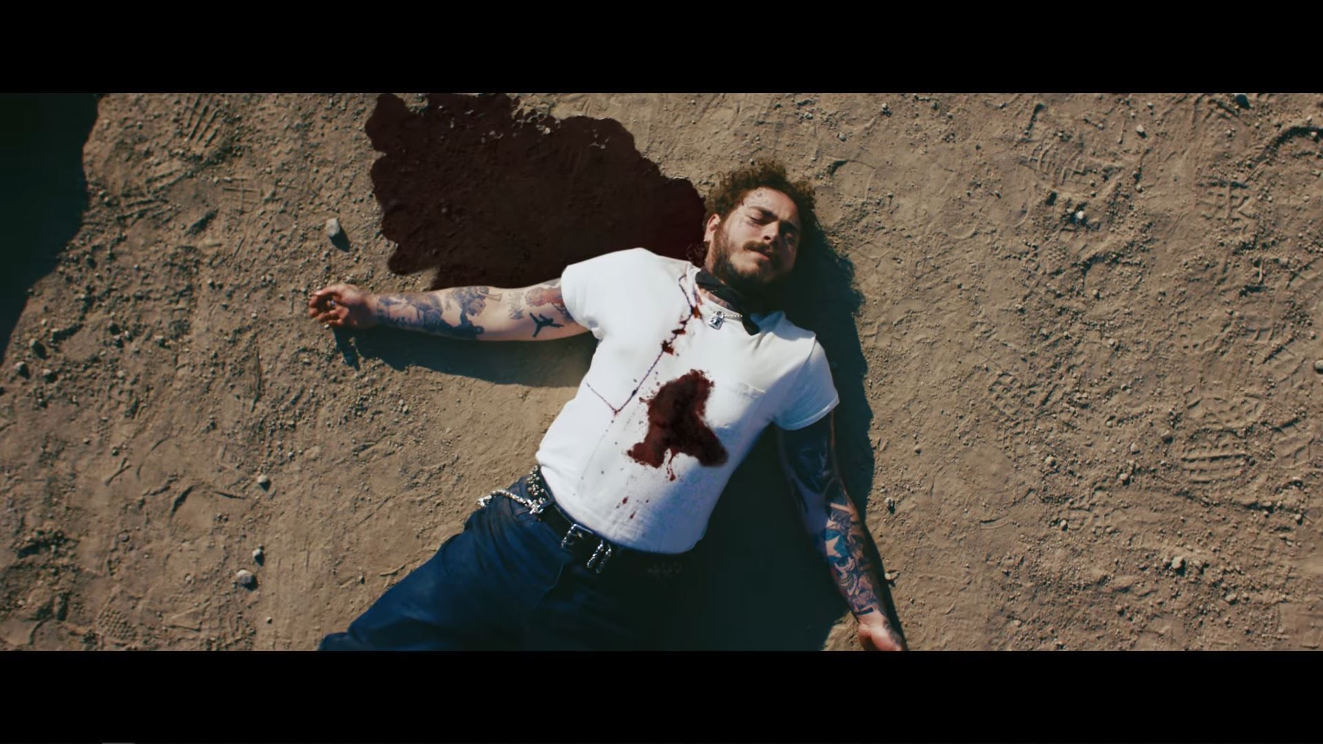 Post Malone sdraiato sabbia insanguinato, 1920x1080 Full HD 1080p, Desktop