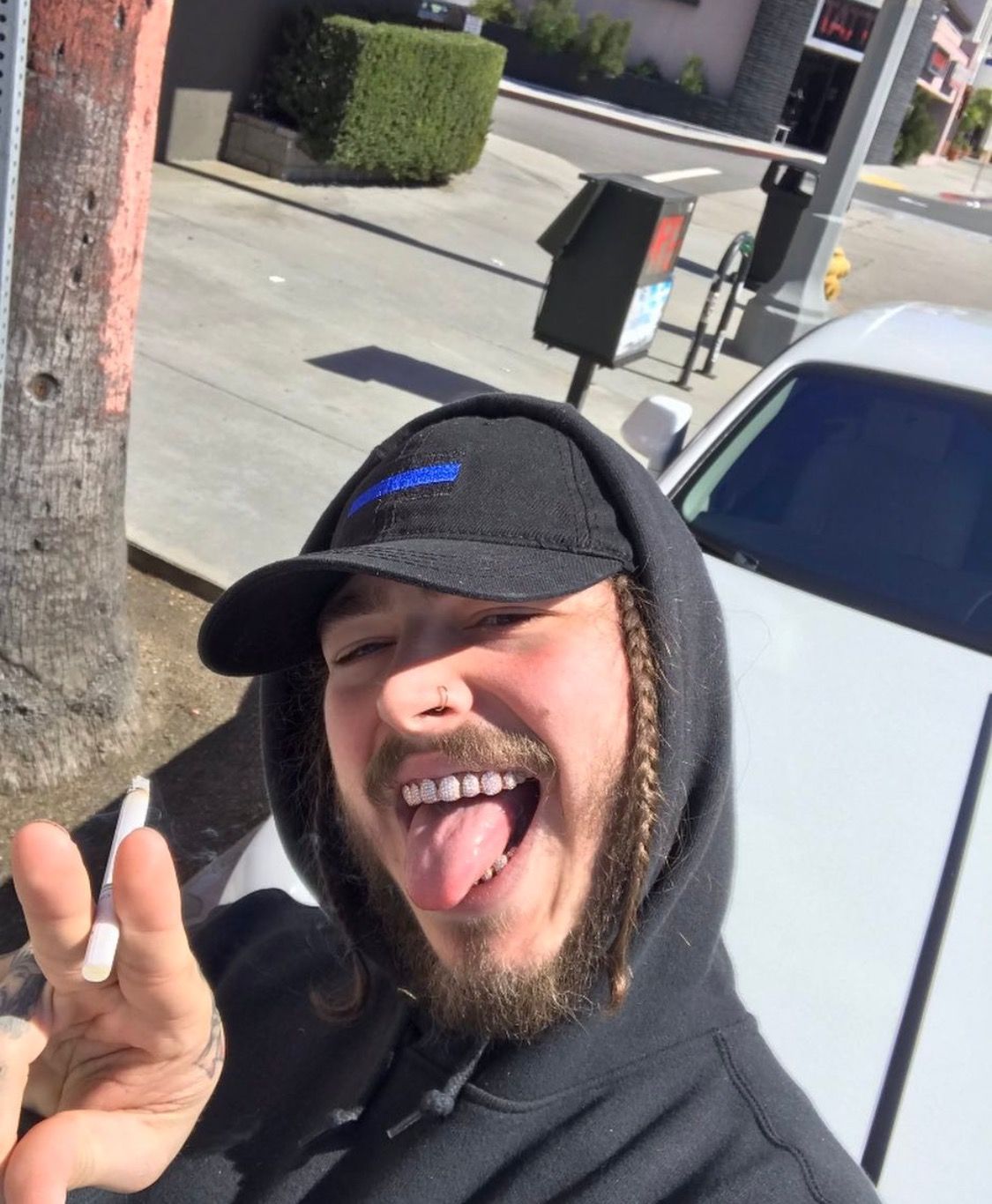 Post Malone selfie con sigaretta, 1125x1366 Verticale, Mobile