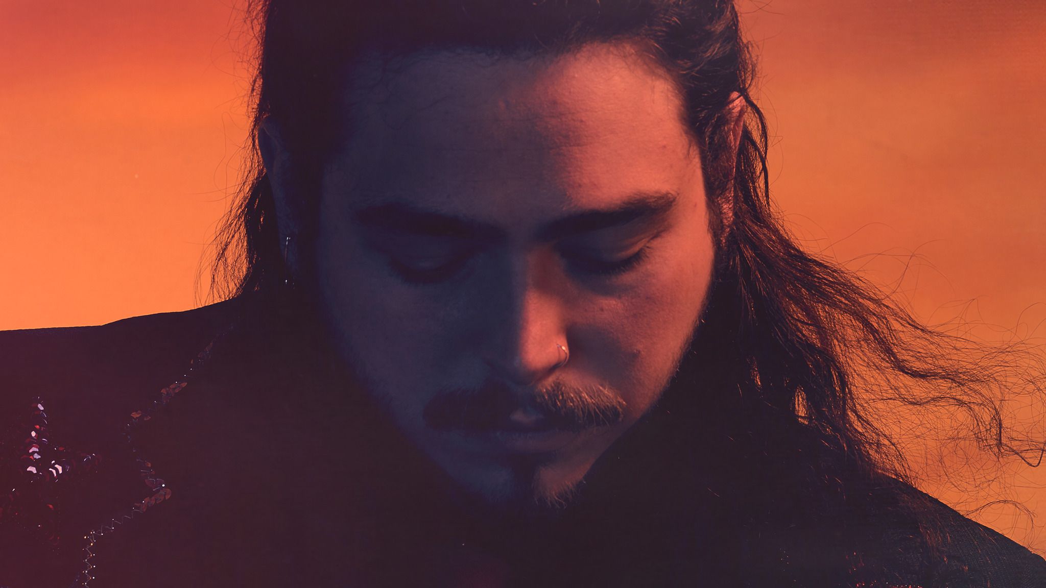 Post Malone dal vivo, sfondo arancione, 2048x1152 2K, PC