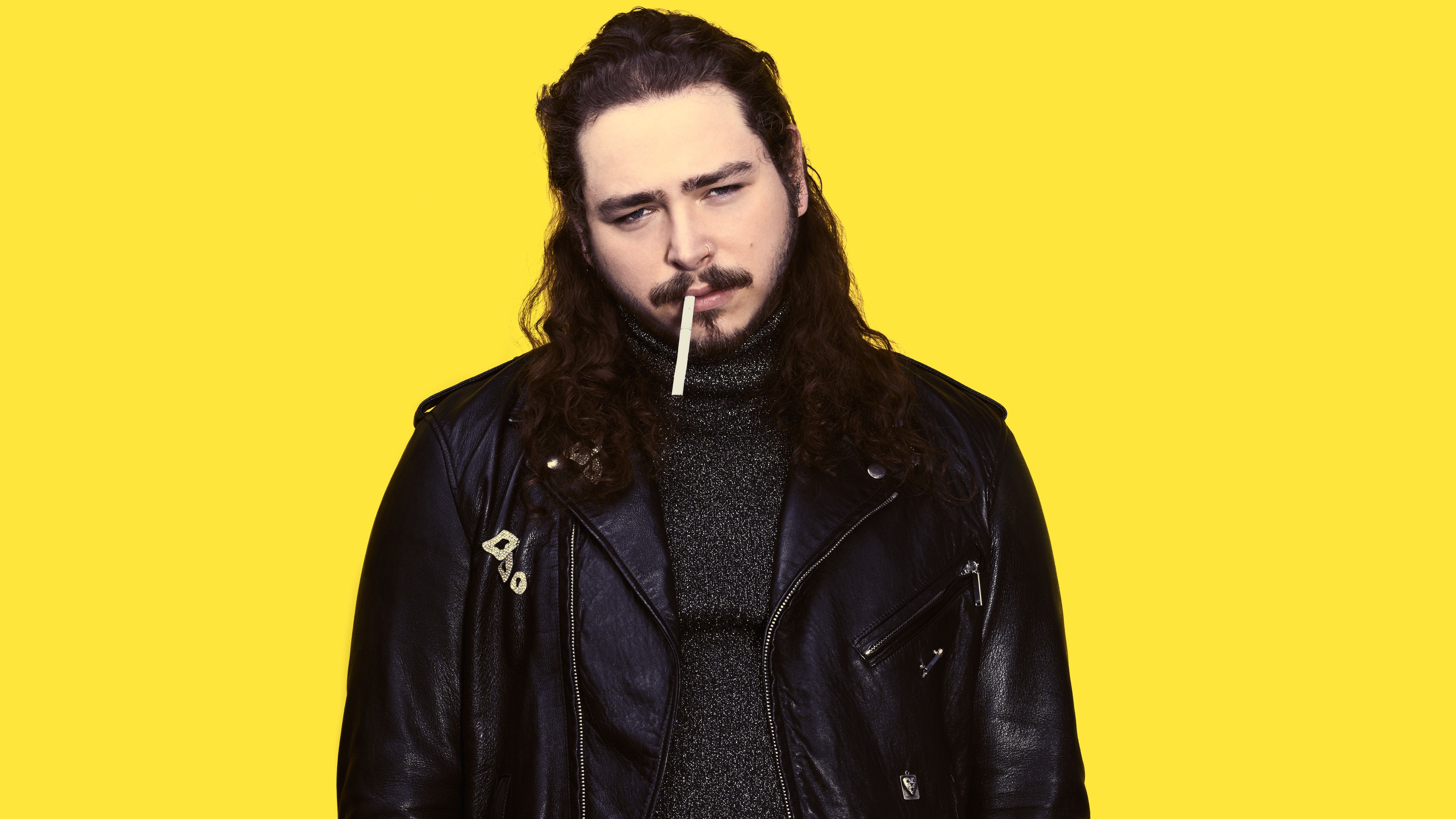 Post Malone giacca pelle sfondo giallo, rapper e cantante, 7680x4320 4K, PC Desktop