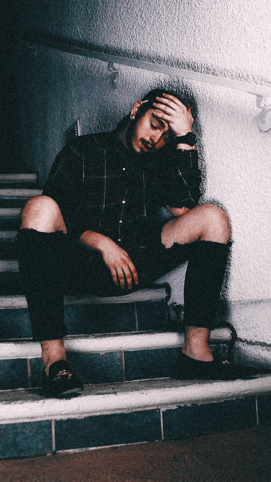 Post Malone seduto su scale, 1080x1920 Full HD Verticale, iPhone