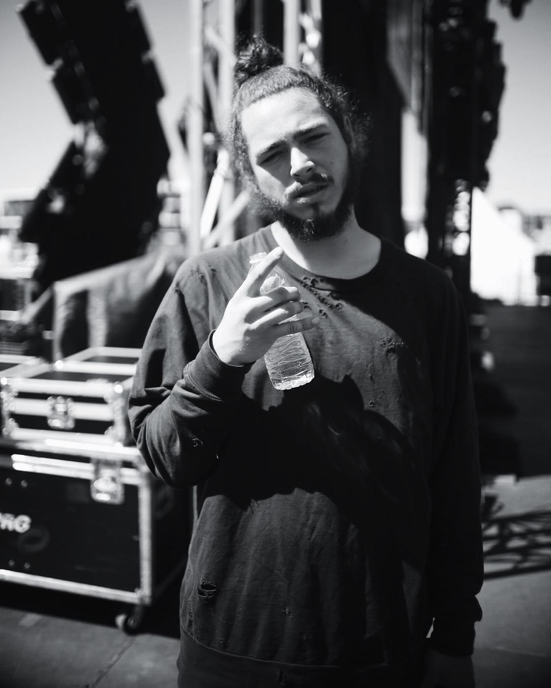 Post Malone backstage bianco e nero, rapper e cantante, 1080x1350 Full HD Verticale, iPhone