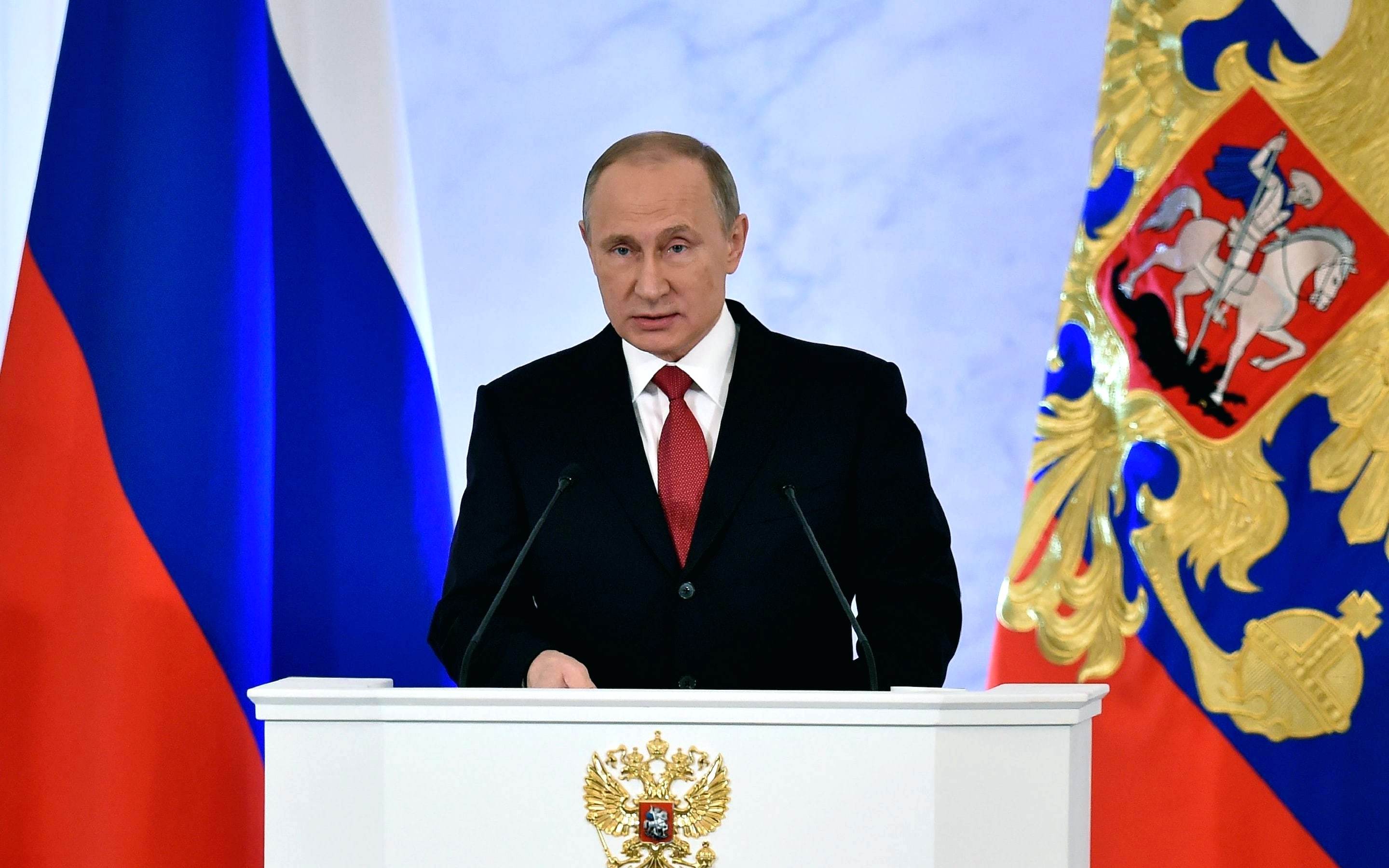 Putin al podio, bandiere russe, Vladimir Putin, 2880x1800 2K+, Laptop