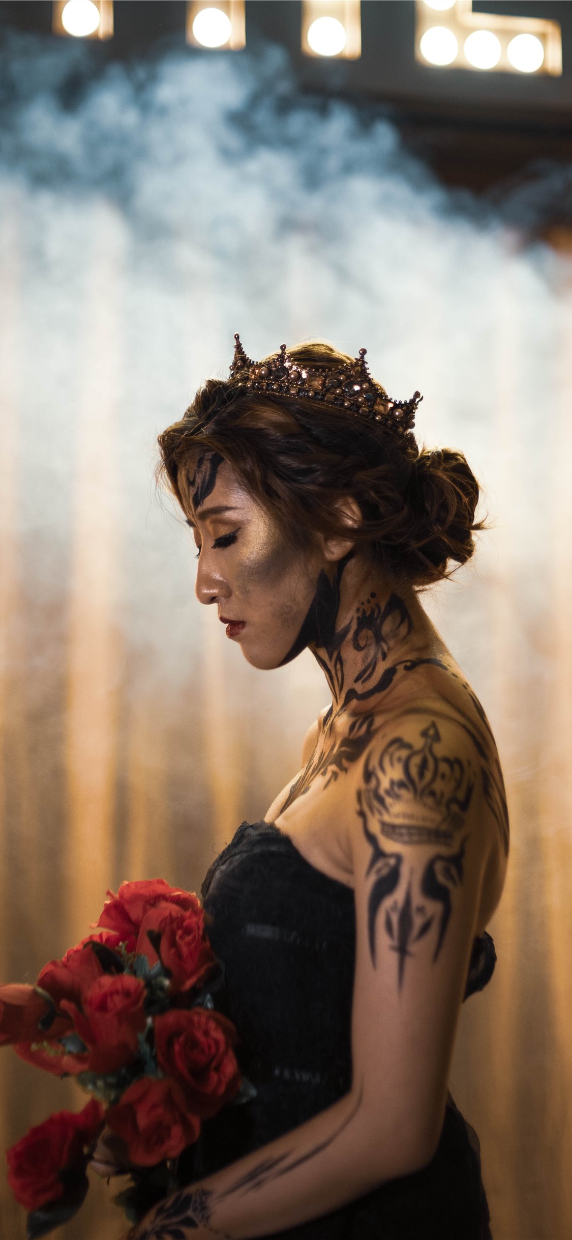 Regina con corona e tatuaggi, 1125x2436 Verticale, Telefono
