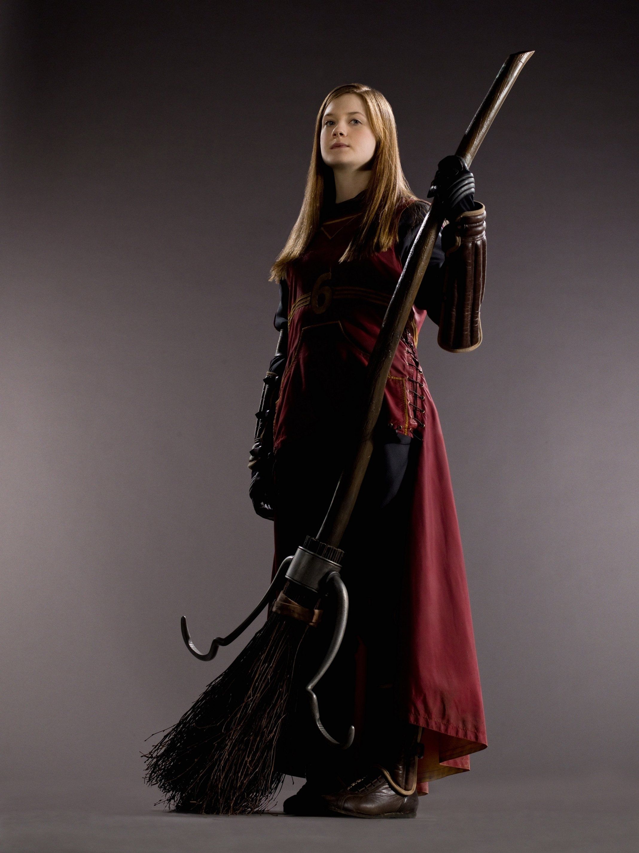Ginny Weasley con scopa Quidditch, 2137x2850 Verticale, Telefono
