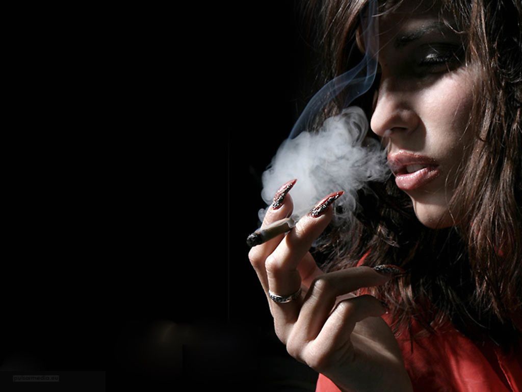Ragazza che fuma sigaretta, 1024x768 HD, PC Desktop