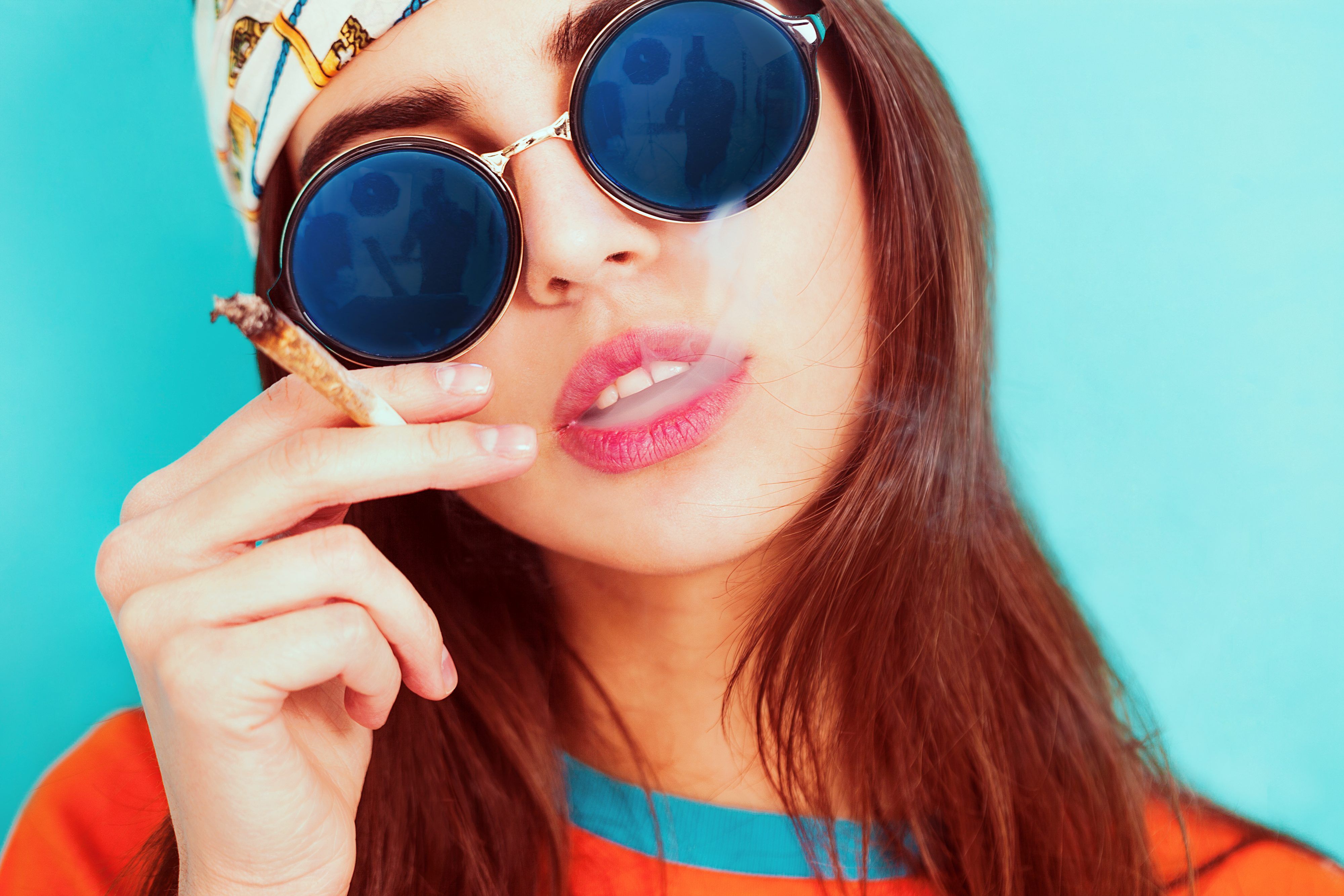 Ragazza occhiali tondi fumo, 4000x2667 4K Ultra HD, Monitor 4K