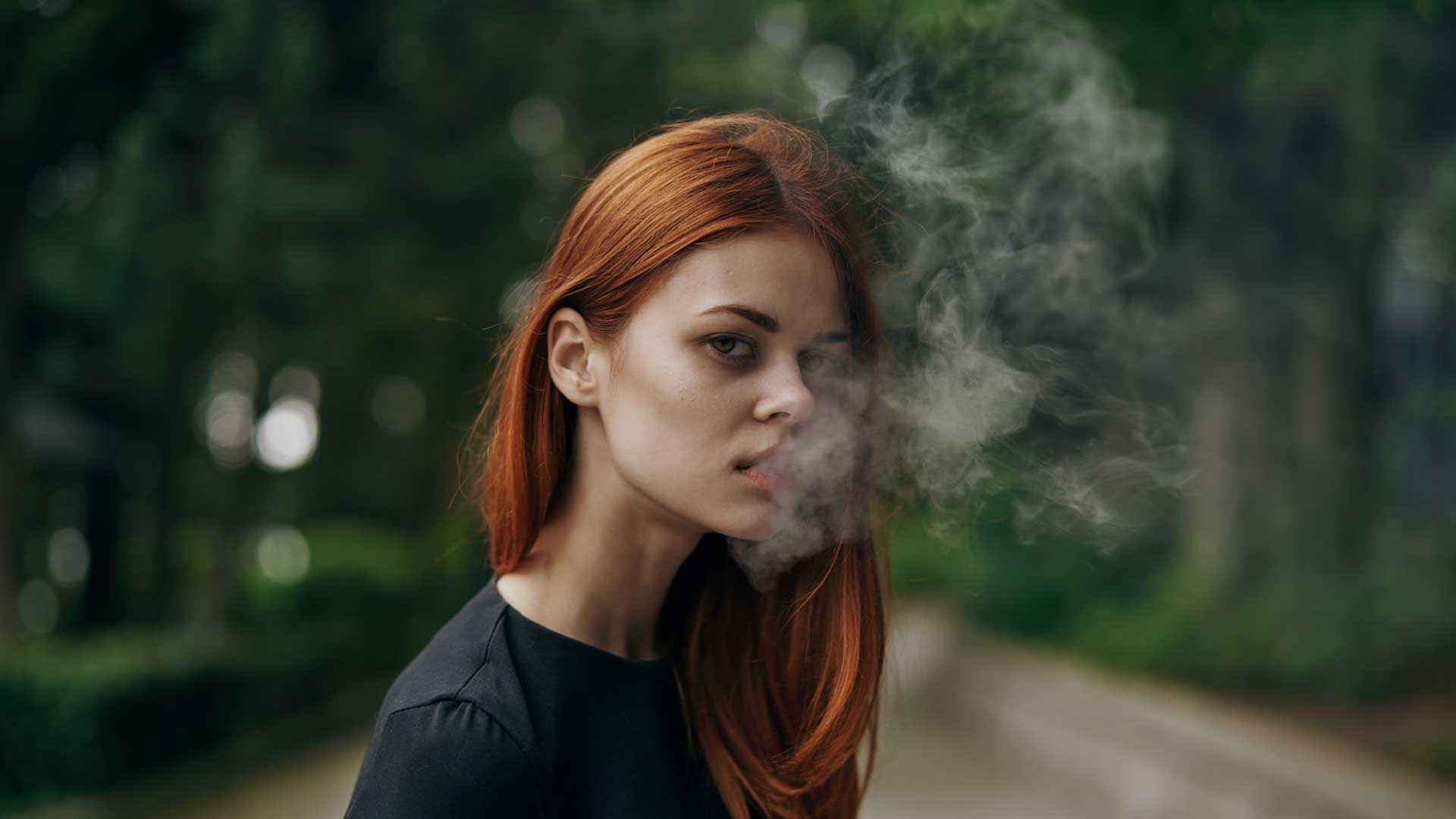 Ragazza rossa fuma esterno, 1920x1080 Full HD, Laptop