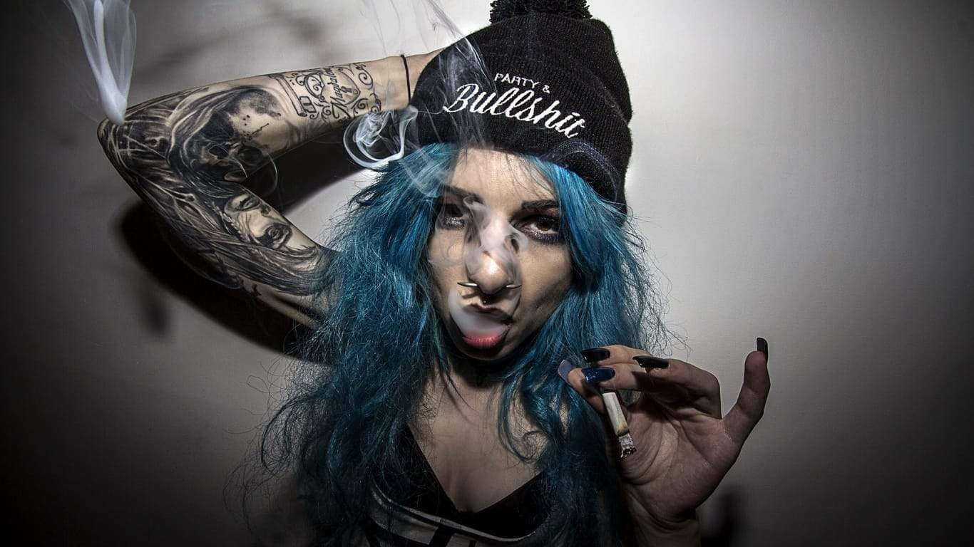 Ragazza tatuata fumo, 1920x1200 Full HD+ WUXGA, iMac