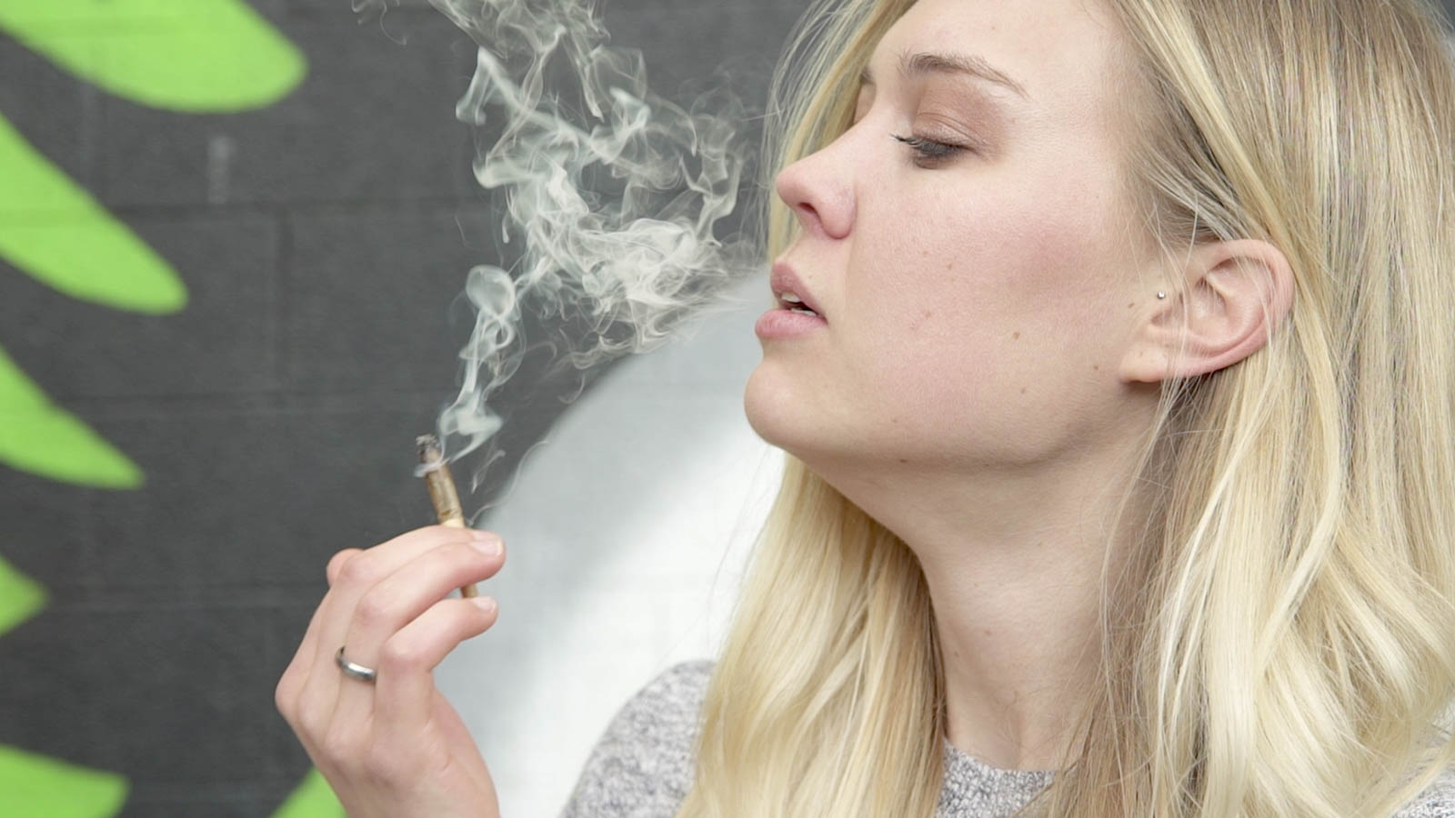 Ragazza capelli rossi fuma cannabis, 1920x1080 1080p, Desktop