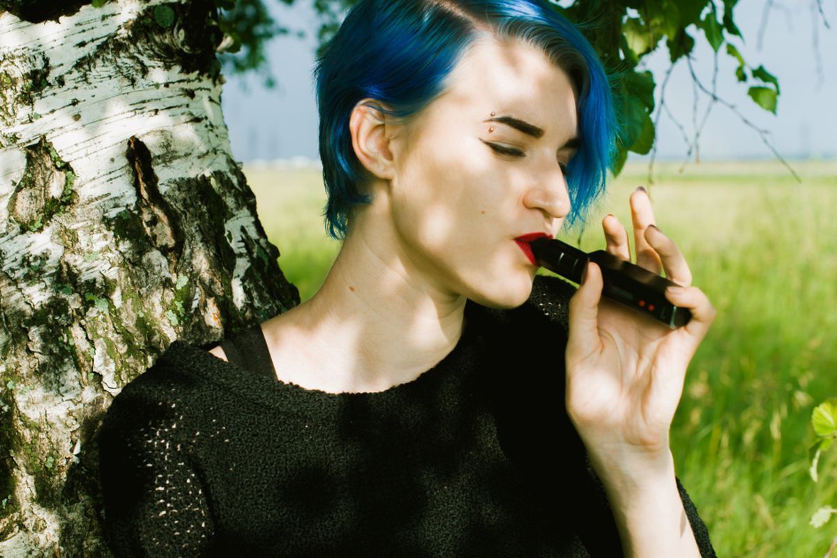 Donna pin-up con foglia cannabis, 2000x1125 alta risoluzione, Desktop