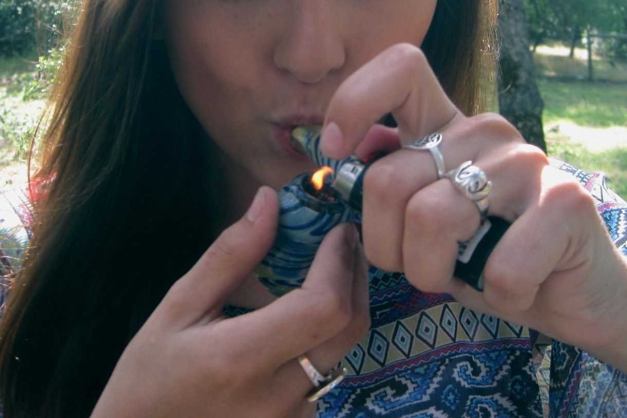 Ragazza biondo fuma spinello, 2048x1536 Hi-Res, iMac