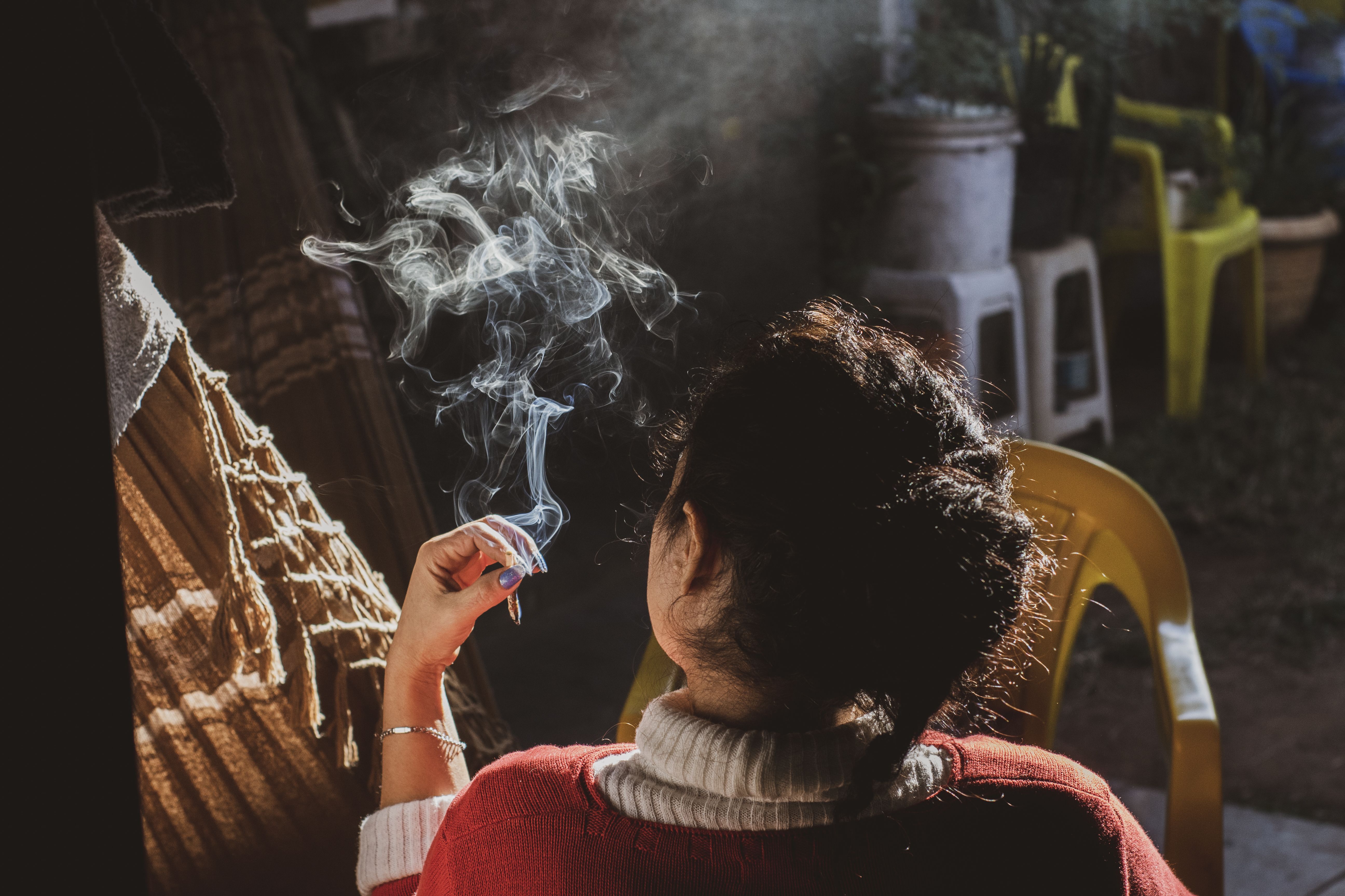 Ragazza fuma sigaretta fumo, 5184x3456 UHD, PC 4K