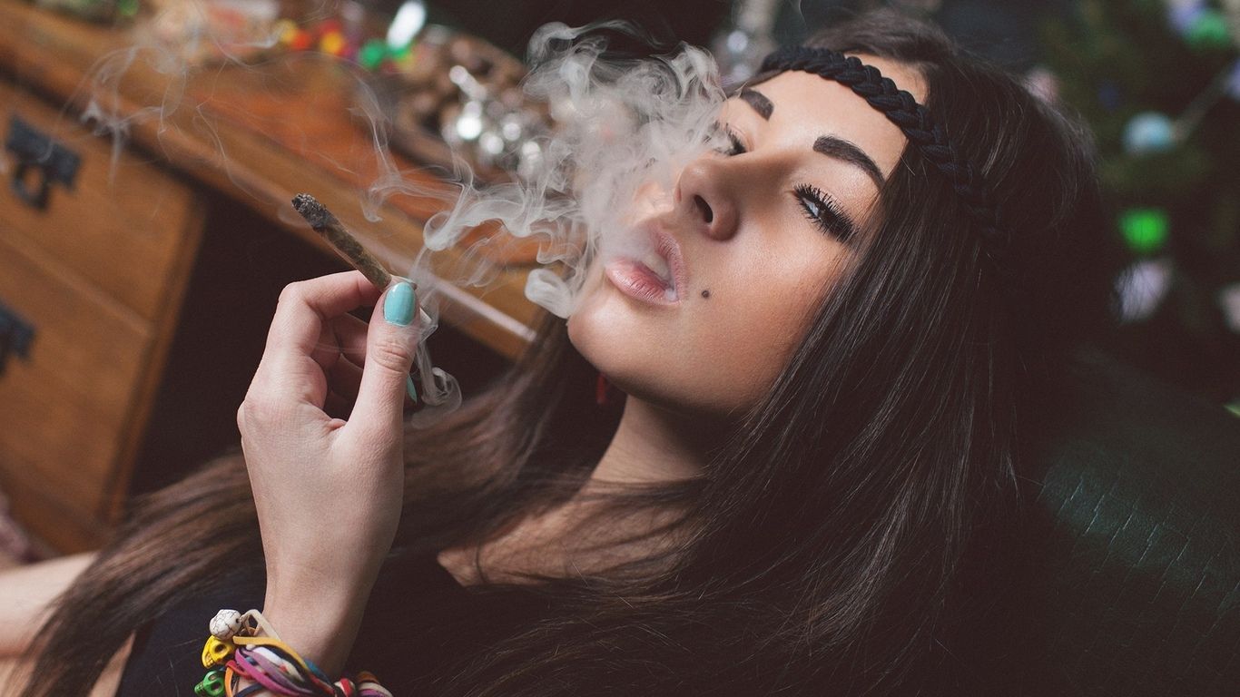 Ragazza che fuma cannabis, 1366x768 HD, PC Desktop