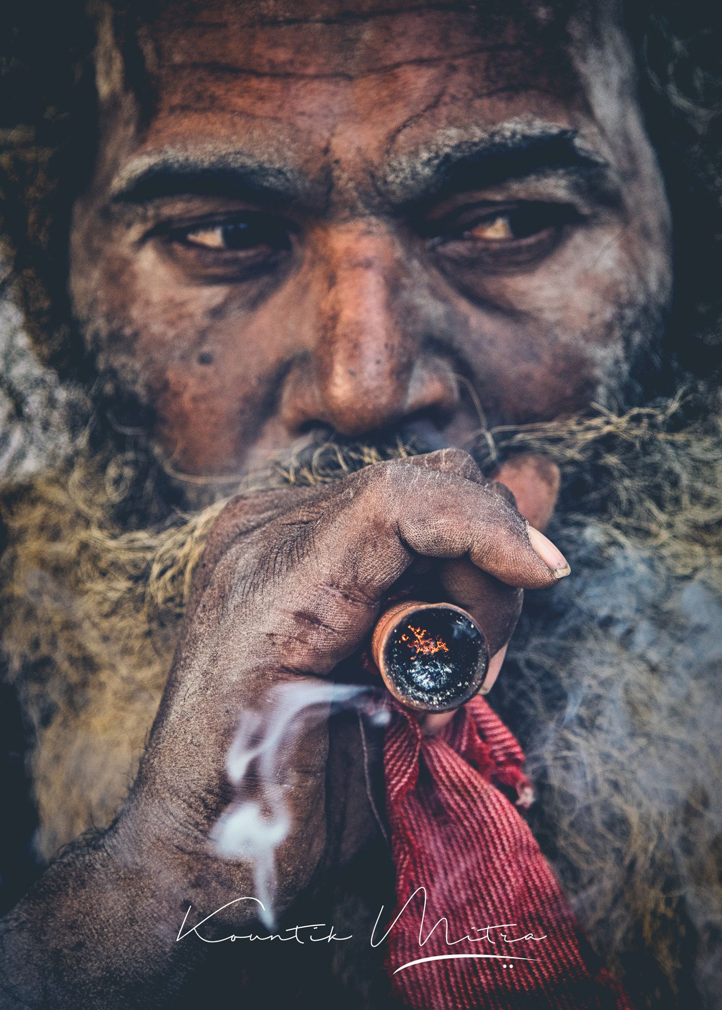 Uomo sadhu che fuma chillum, 1465x2048 Full HD Verticale, iPhone