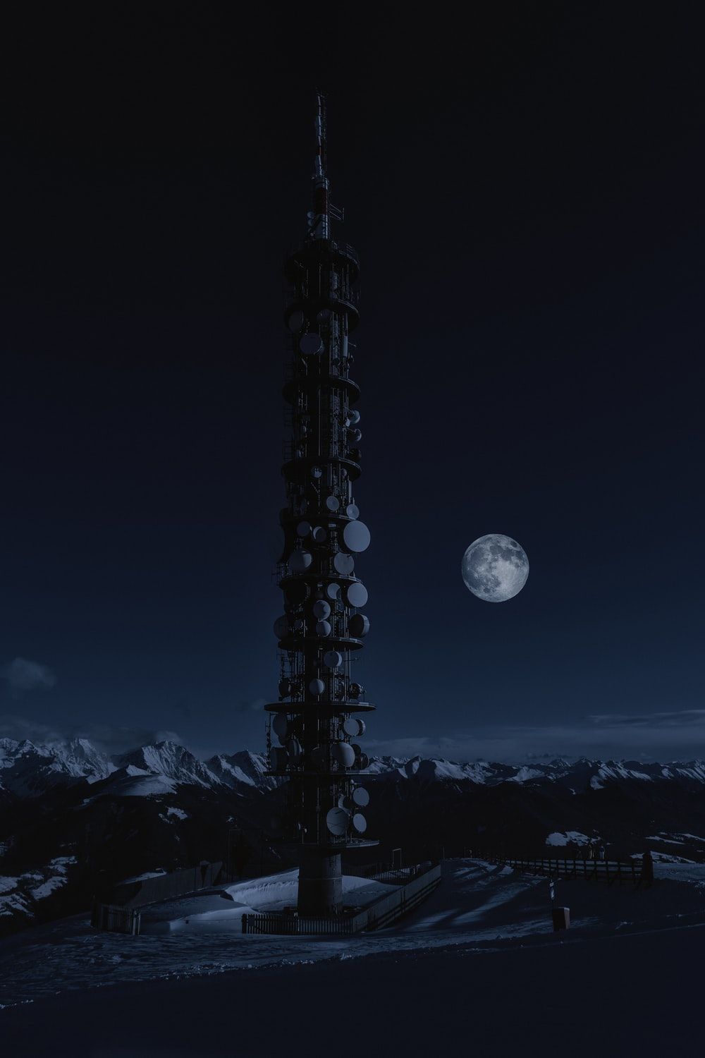 Torre antenna e luna notturna, 1000x1500 Full HD Verticale, Smartphone