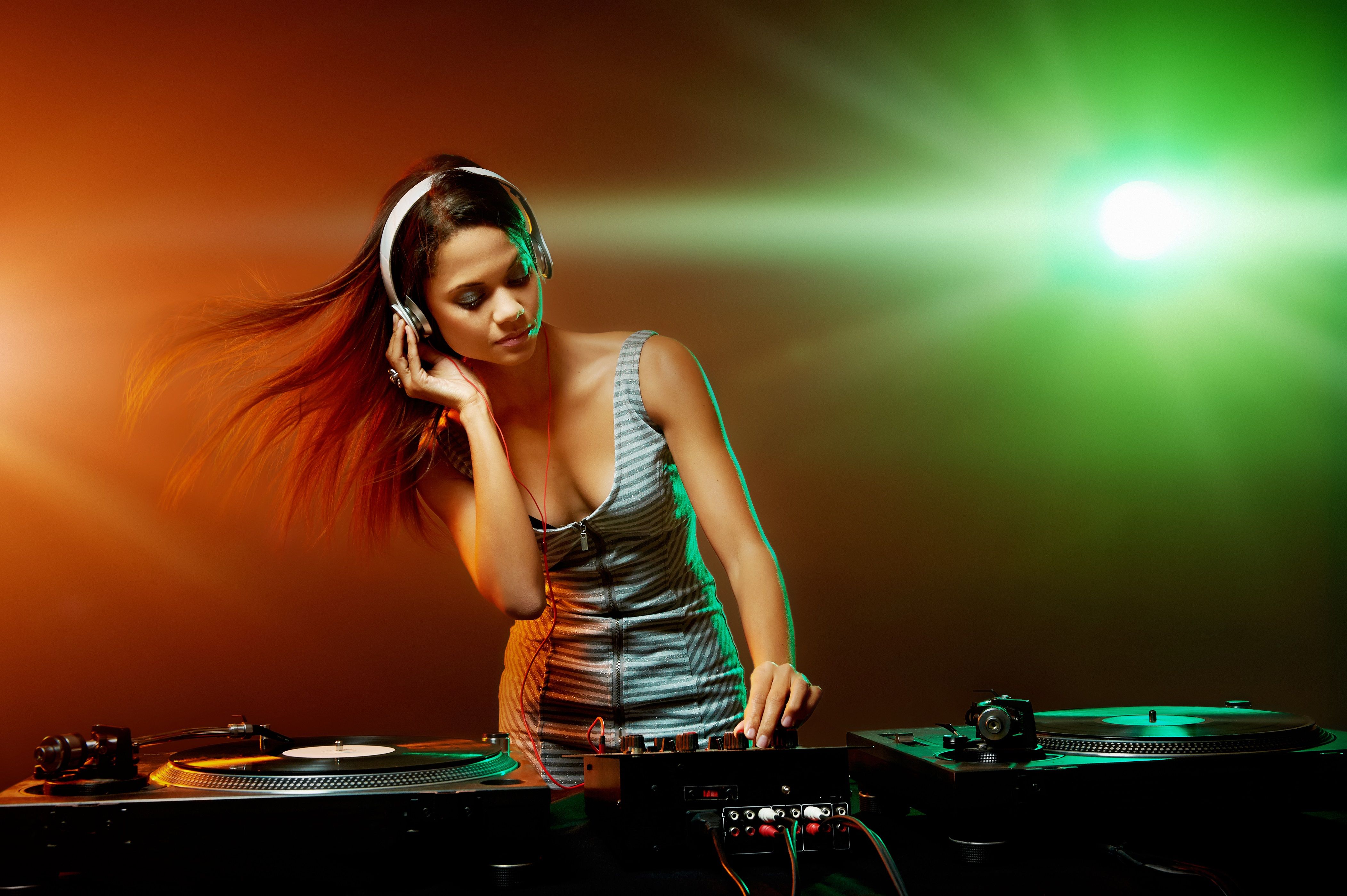 Ragazza graffiti capelli colorati, 1590x1130 HD, Notebook Gaming