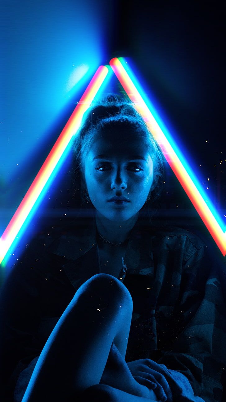 Ragazza con luci neon triangolo, 728x1294 Full HD Verticale, Smartphone