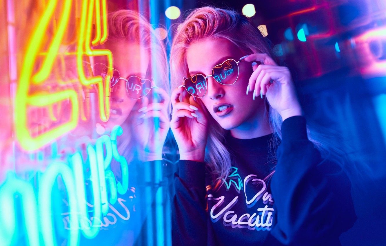Ragazza con occhiali luci neon, 1332x850 720p, MacBook Air