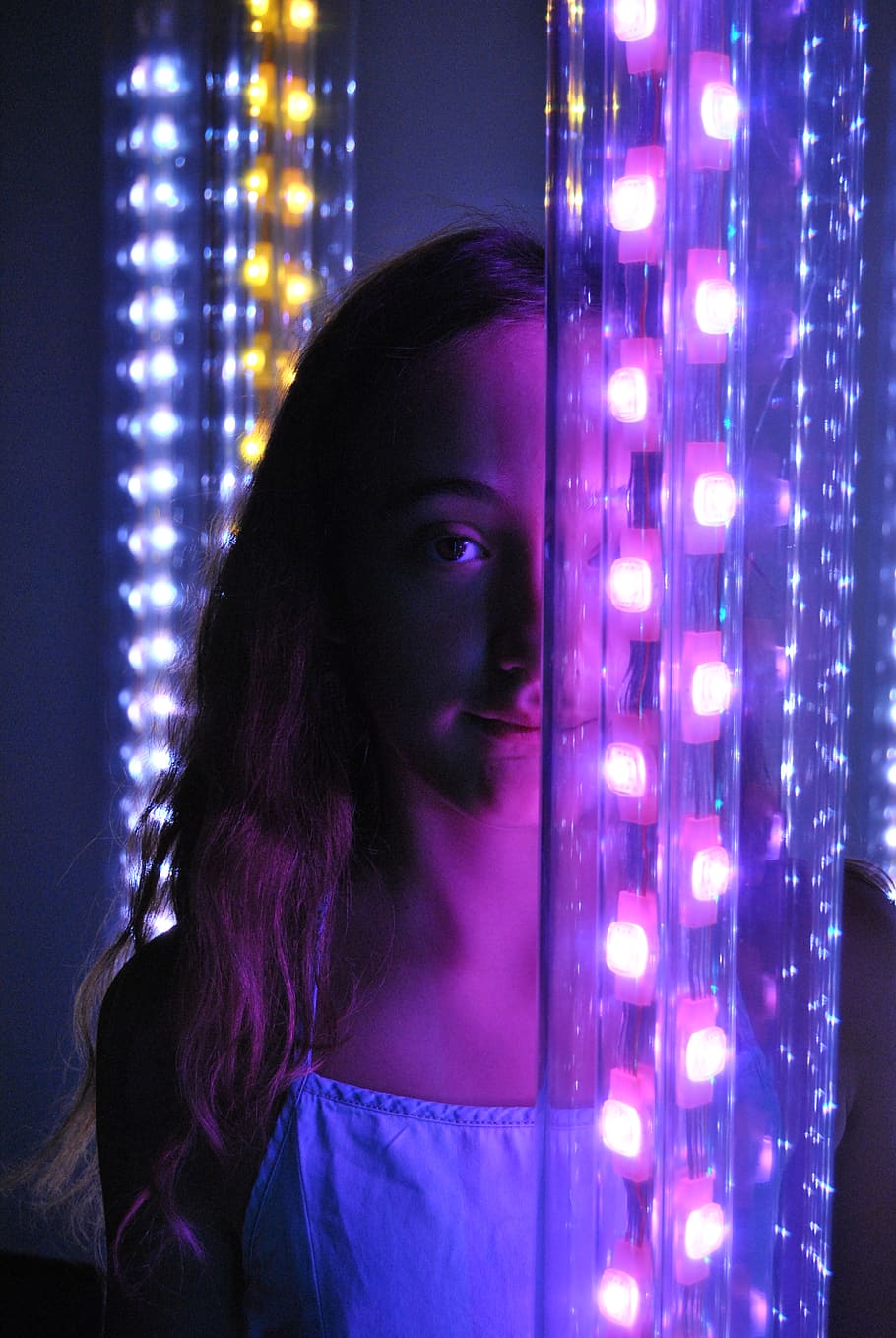 Ragazza tra luci neon, 910x1359 Full HD Verticale, Smartphone