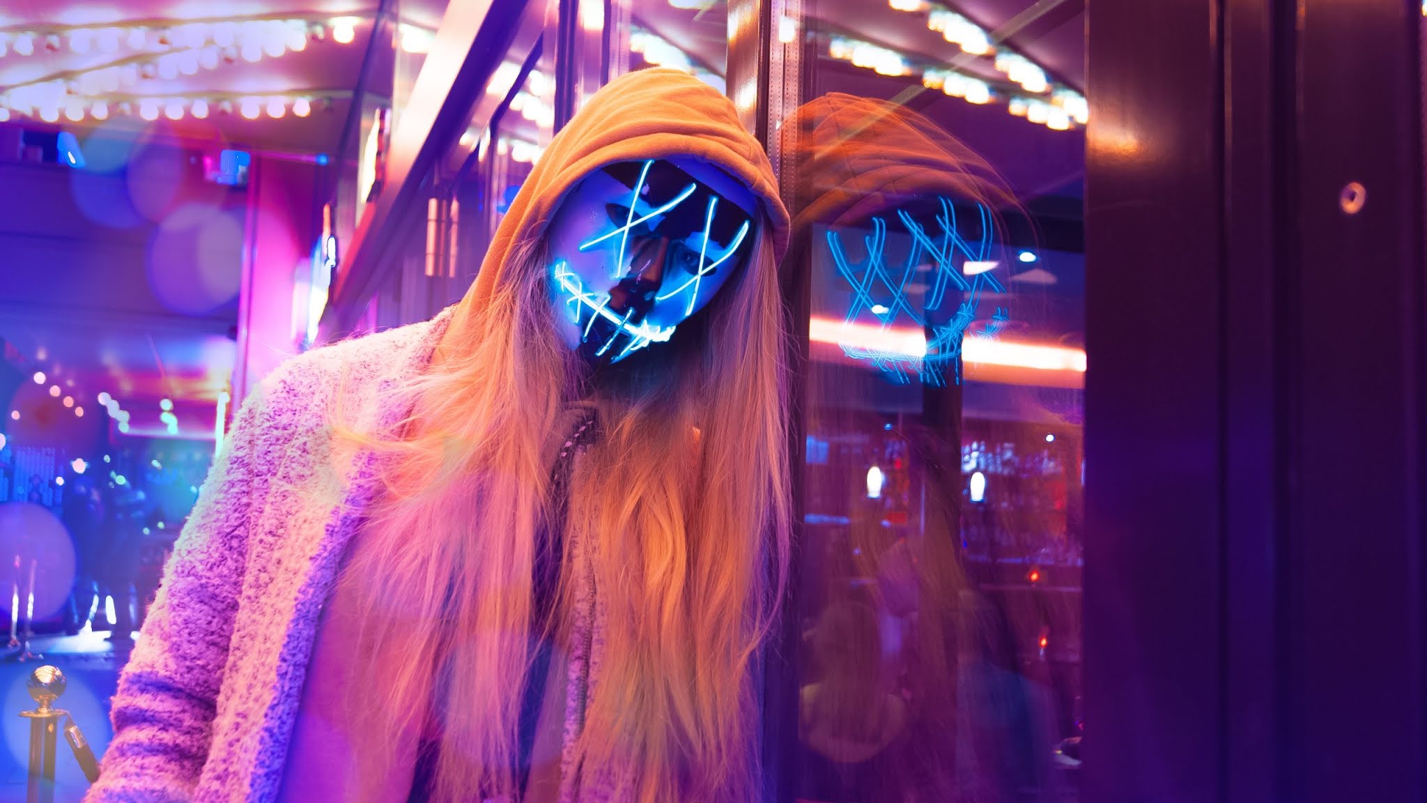 Ragazza con maschera neon, 2048x1152 alta risoluzione, PC