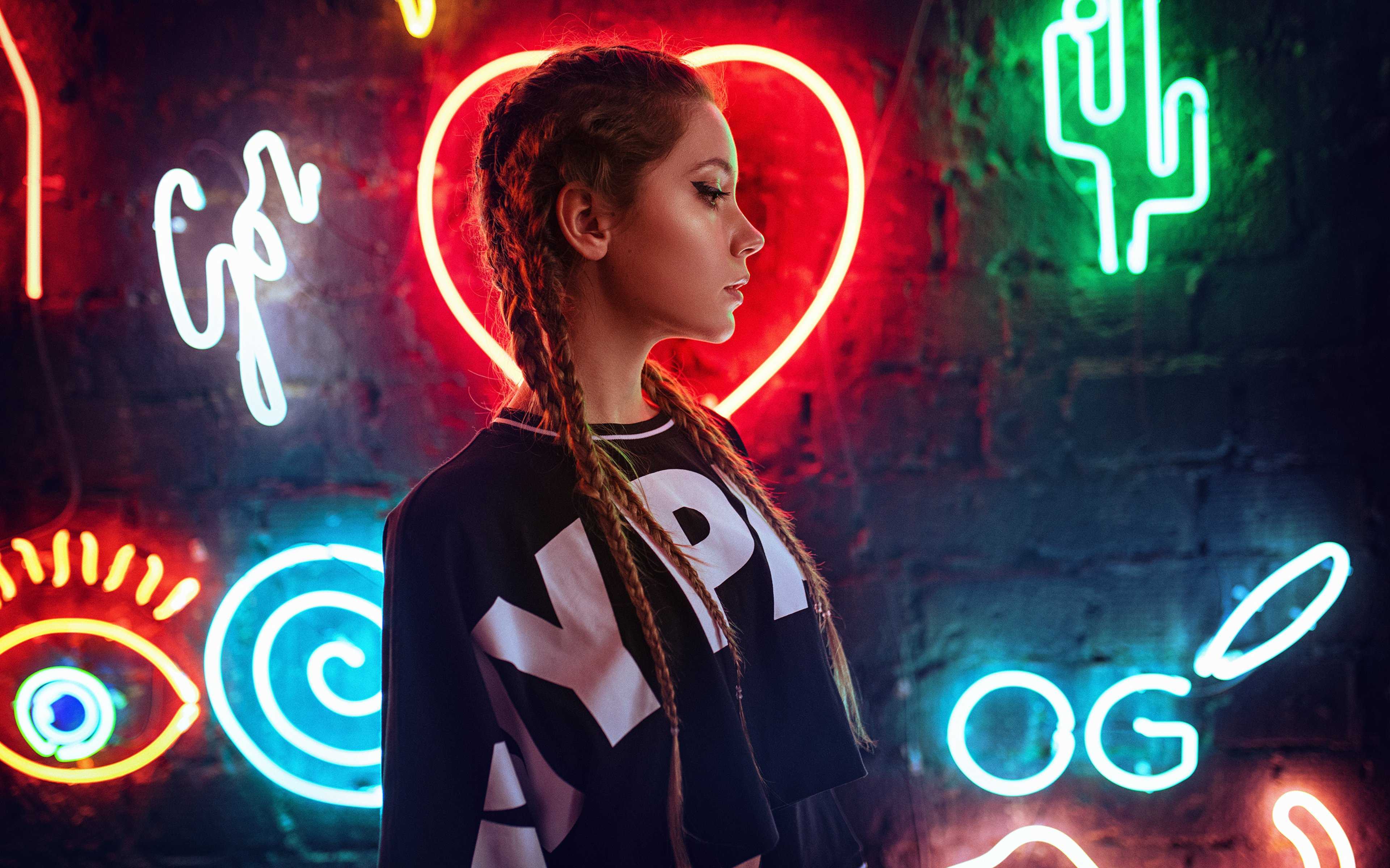 Ragazza profilo tra insegne neon, 3840x2400 4K, Smart TV 4K