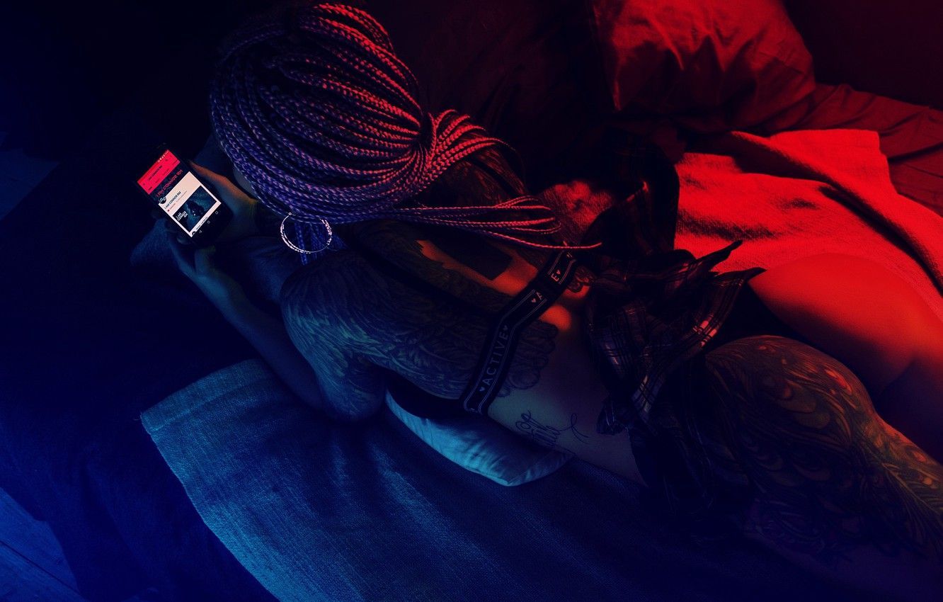 Ragazza con treccine luce neon, 1332x850 HD, Desktop