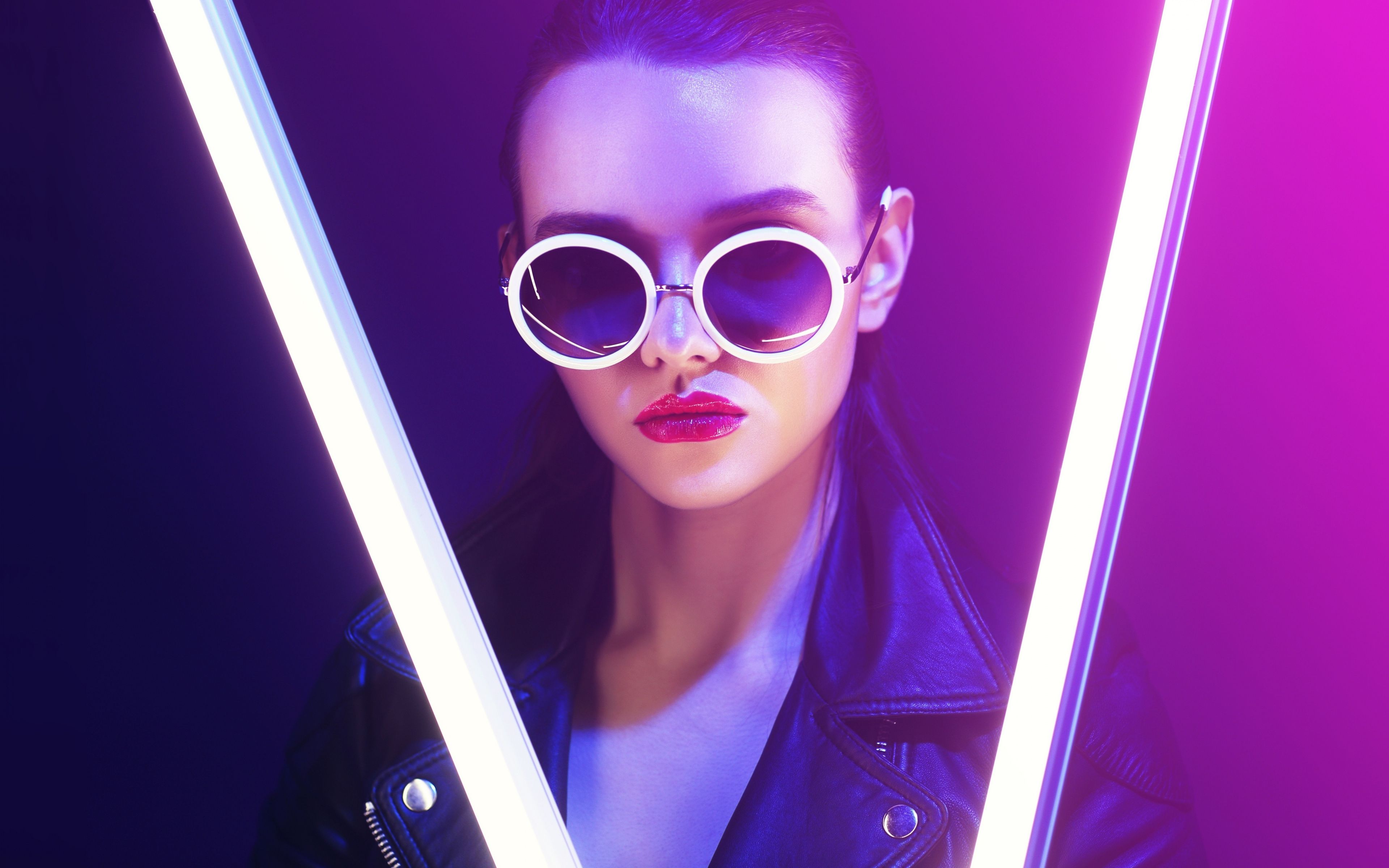 Ragazza con occhiali e luci neon, 3840x2400 Ultra HD, Monitor 4K