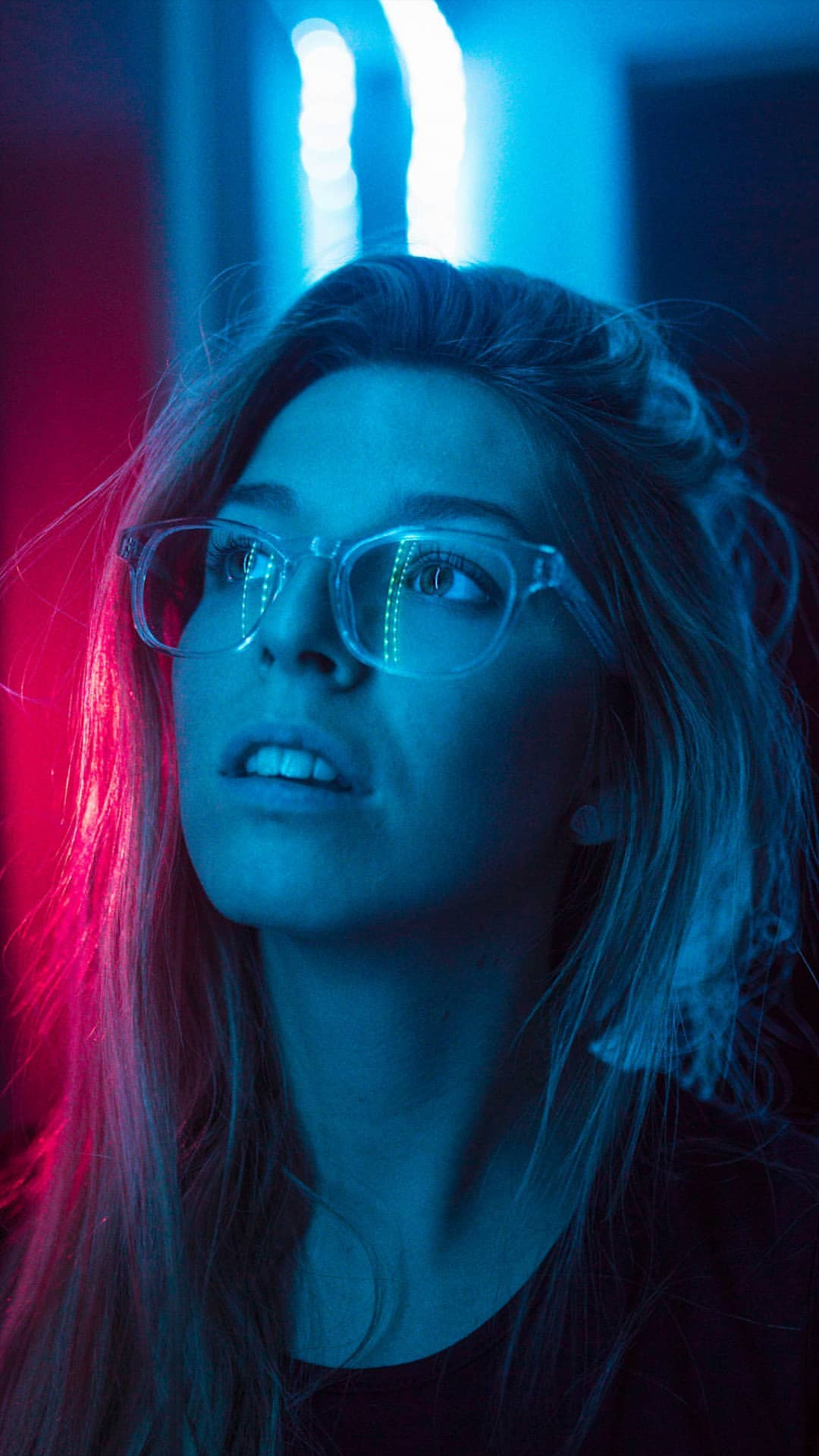 Ragazza con occhiali luci neon, 1080x1920 Full HD Verticale, iPhone