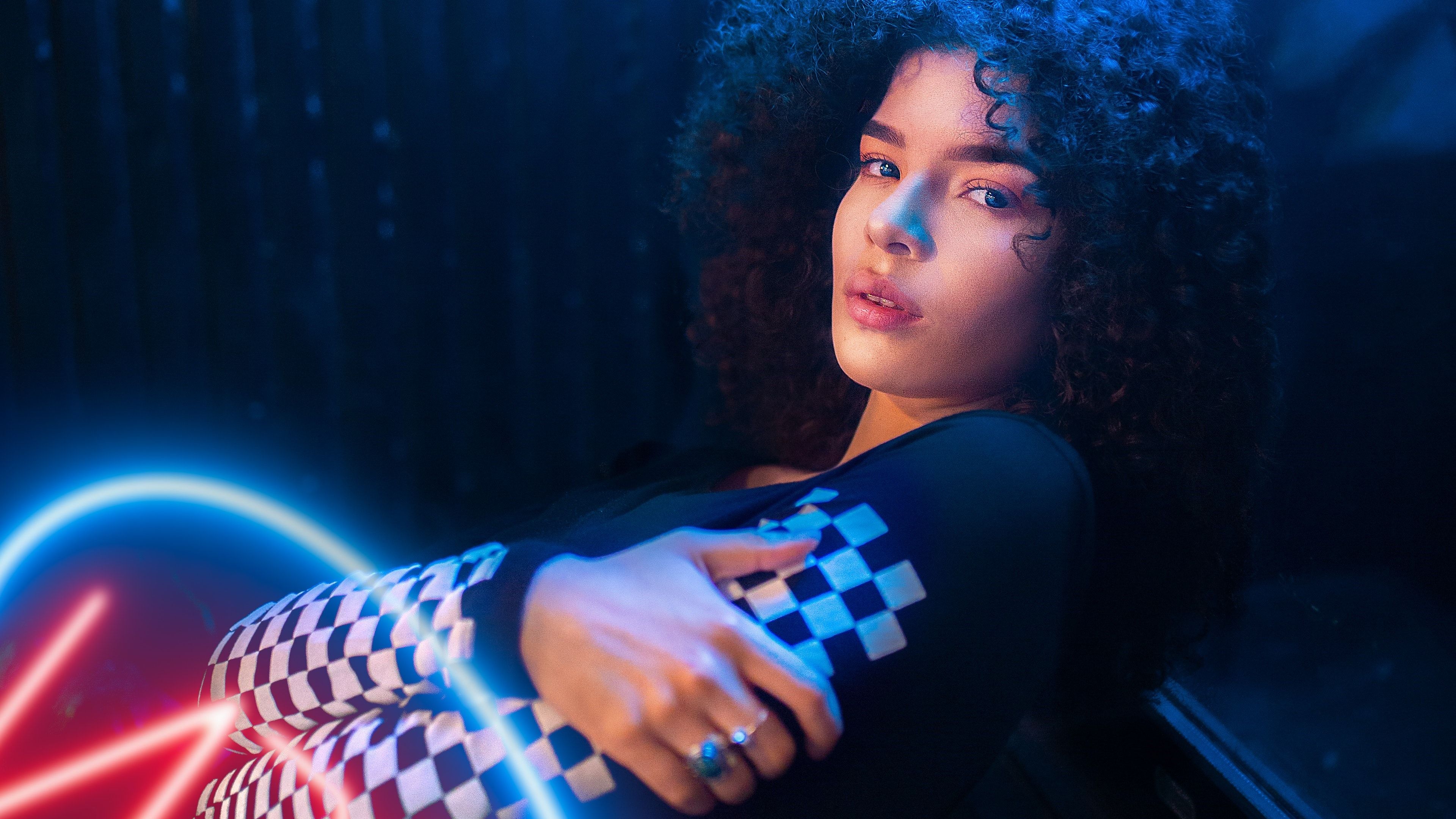 Ragazza capelli ricci luce neon, 3840x2160 4K, Desktop 4K