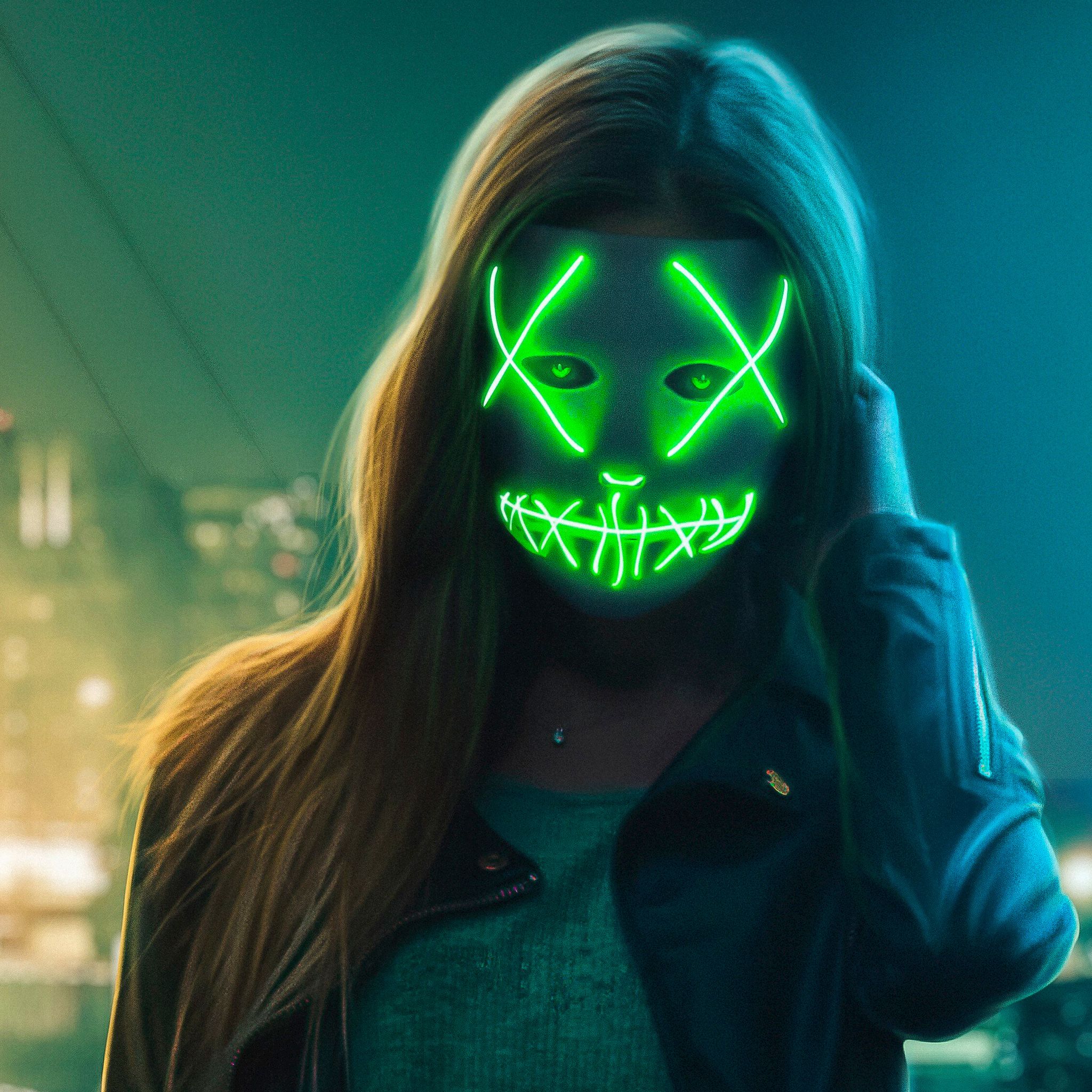 Ragazza con maschera neon verde, 2048x2048 Hi-Res, Laptop