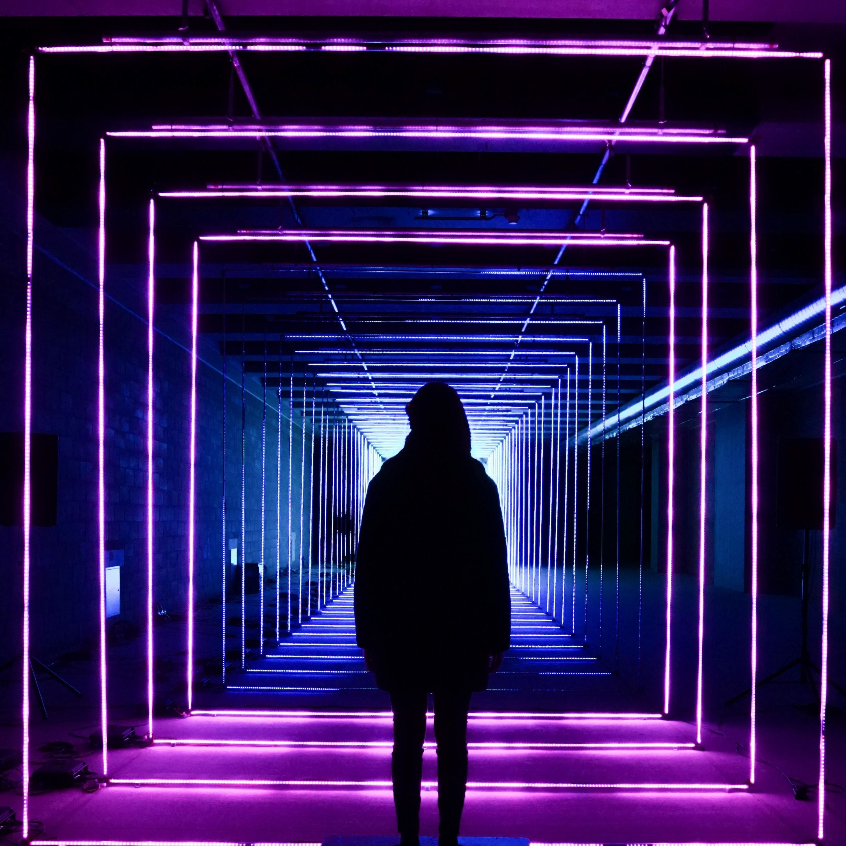 Ragazza silhouette tunnel neon viola, 2932x2932 2K, Desktop