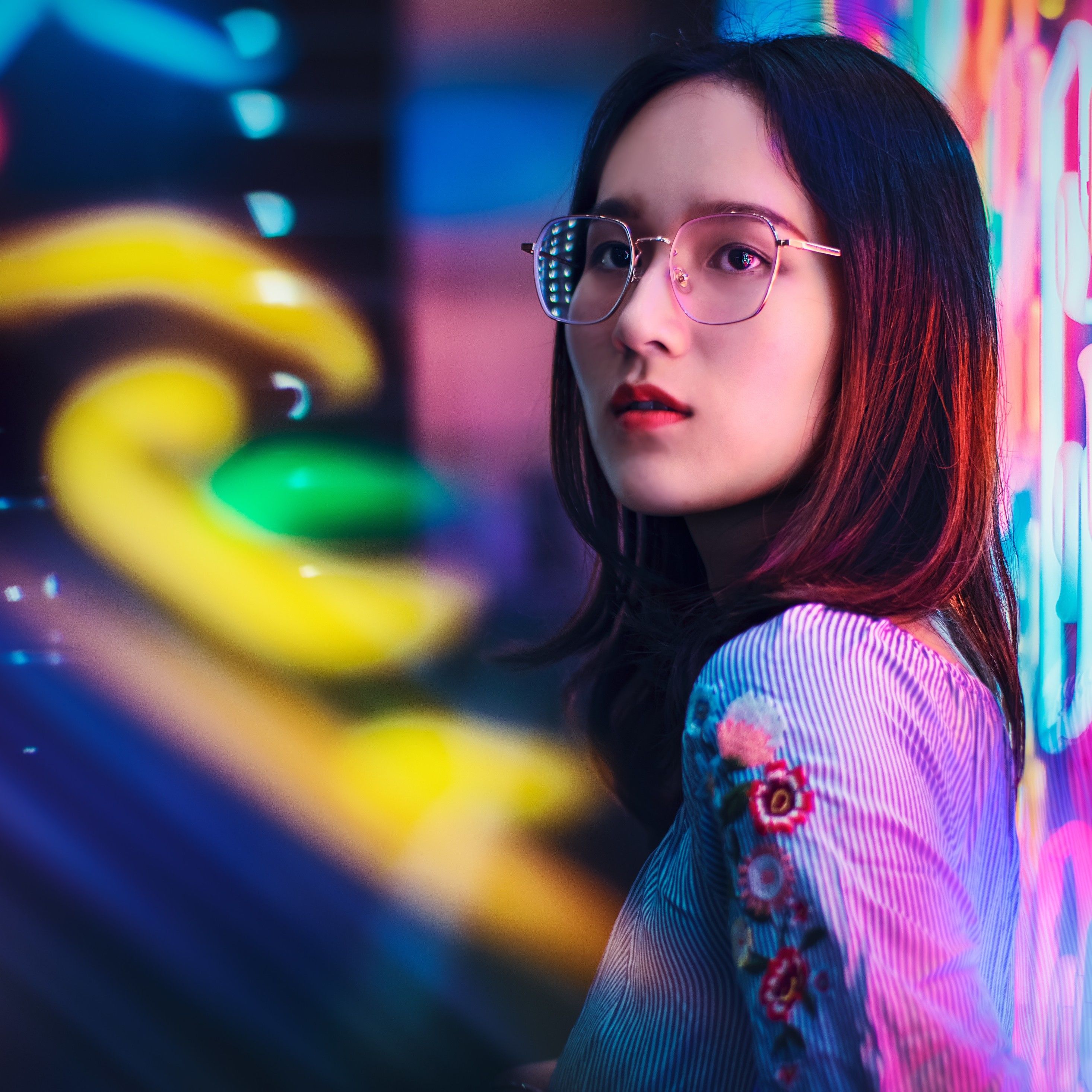 Ragazza asiatica con occhiali, luci al neon, 2932x2932 WQXGA, Desktop
