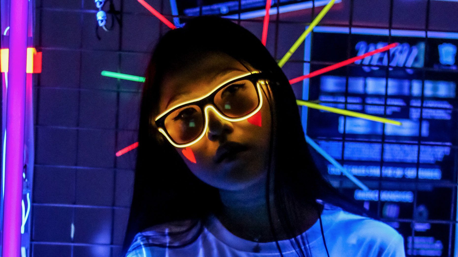 Ragazza con occhiali neon, 1860x1046 900p, PC