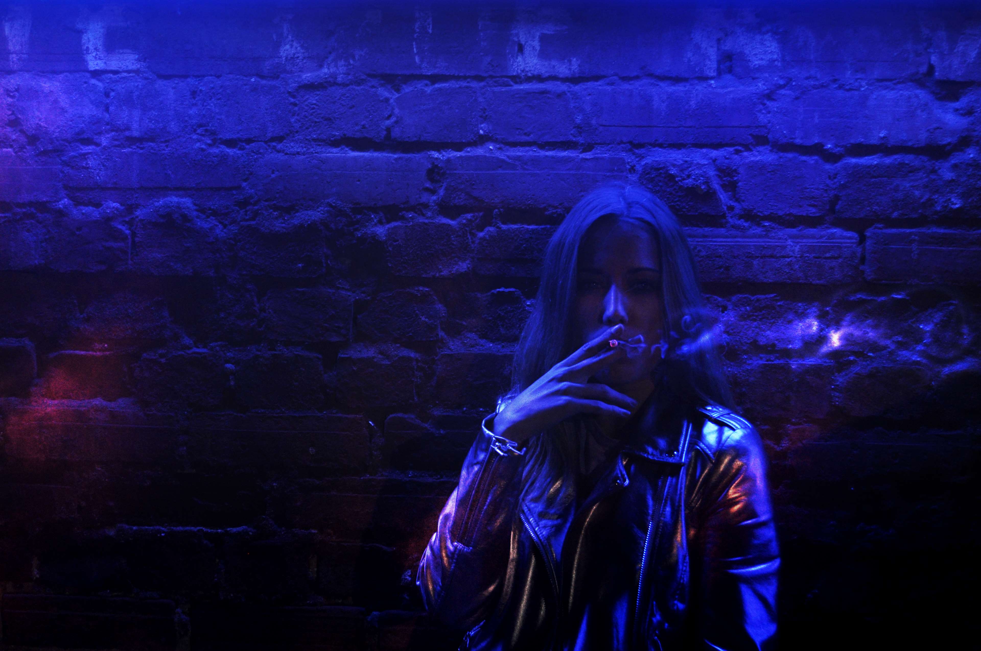 Ragazza in luce neon blu, 3840x2550 Ultra HD, Monitor 4K
