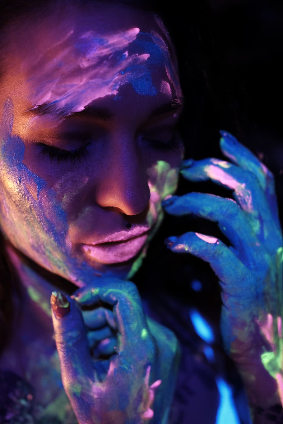 Ragazza vernice neon UV, 910x1365 Full HD Verticale, Smartphone