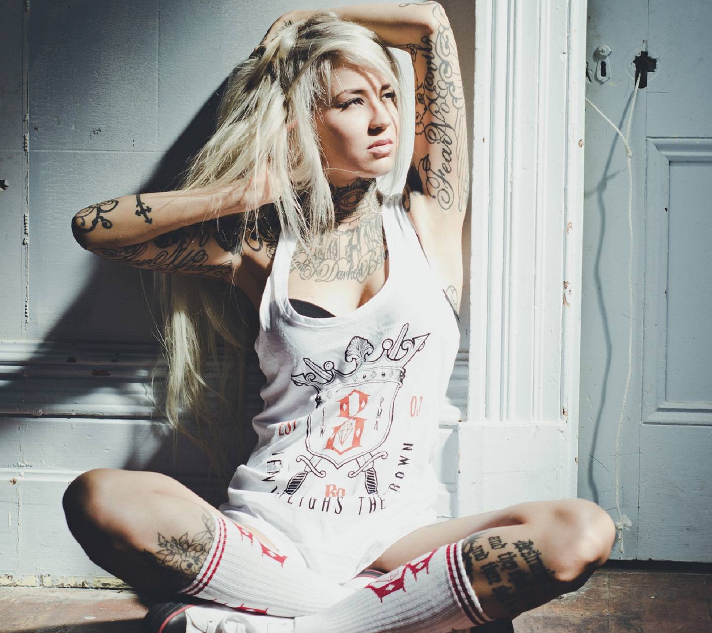 Ragazza bionda tatuata swag, 1440x1280 HD, HP Laptop