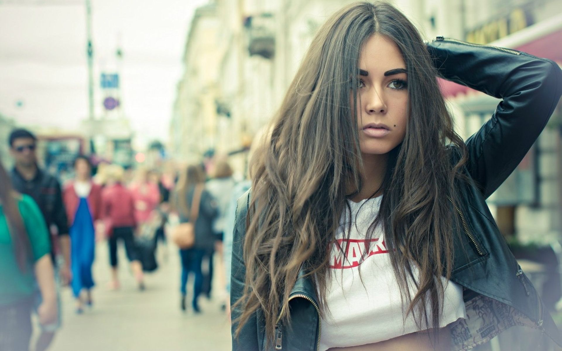 Ragazza capelli lunghi strada urbana, 1920x1200 WUXGA, PC Desktop