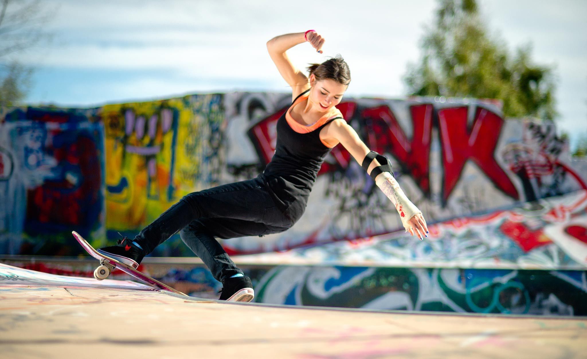 Ragazza skateboard graffiti, 2048x1254 Hi-Res, Laptop