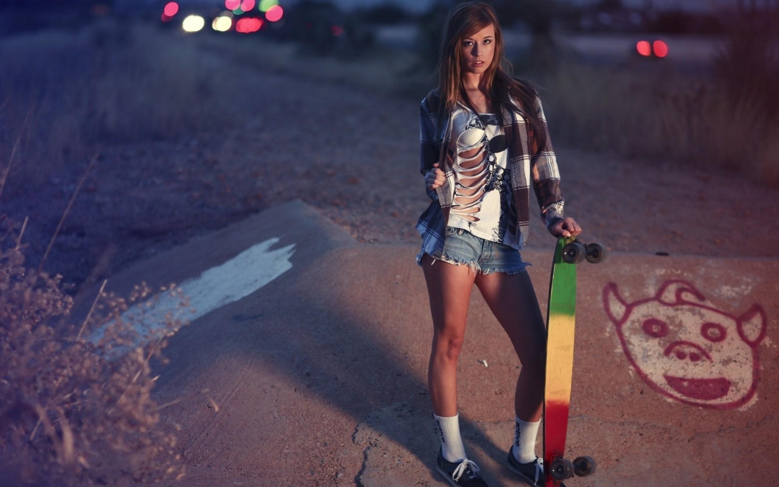 Ragazza con skateboard notte, 2560x1600 2K, Desktop