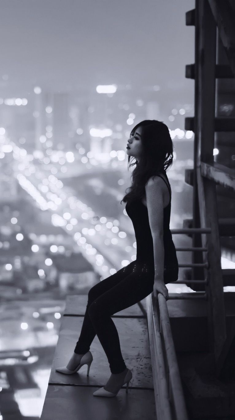 Ragazza seduta balcone notturno, 766x1365 Verticale, Mobile