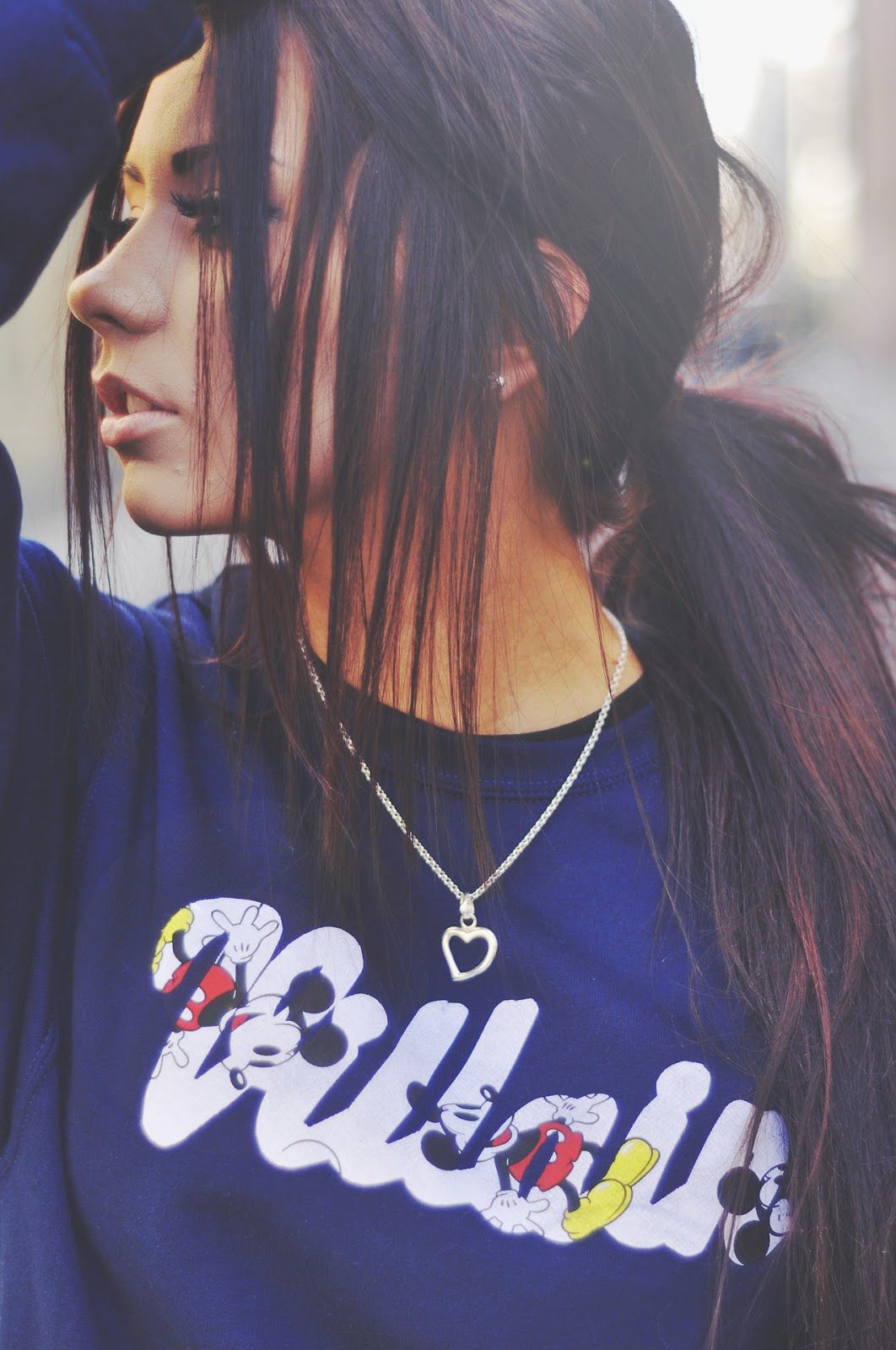 Ragazza con felpa Villain, 1062x1600 Verticale, Mobile