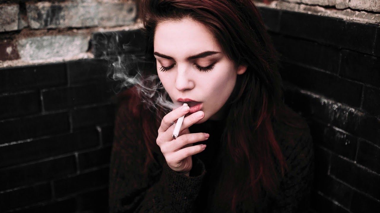 Ragazza che fuma sigaretta, 1280x720 720p, PC