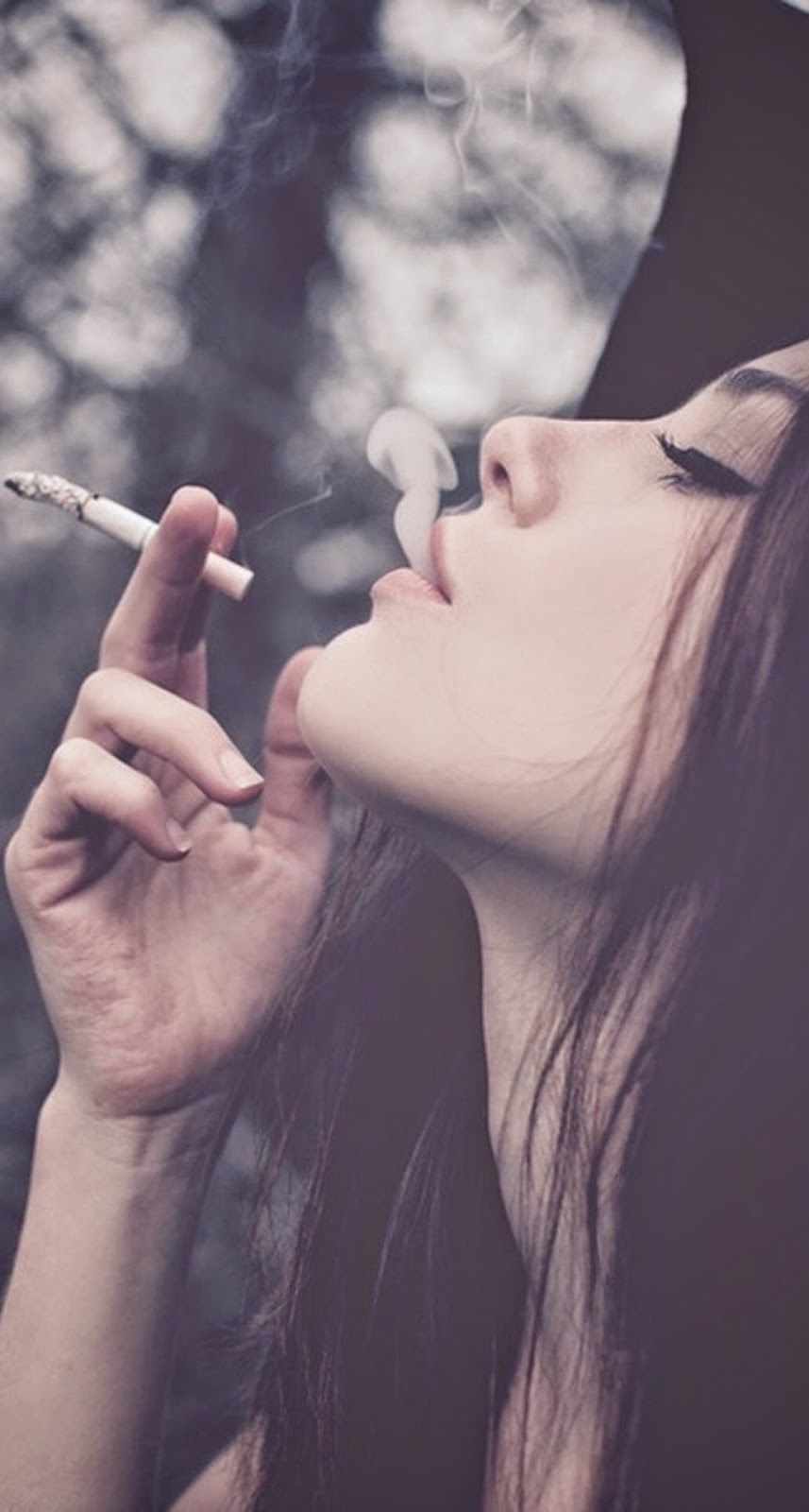 Ragazza con cappuccio che fuma, 857x1600 Verticale, POCO
