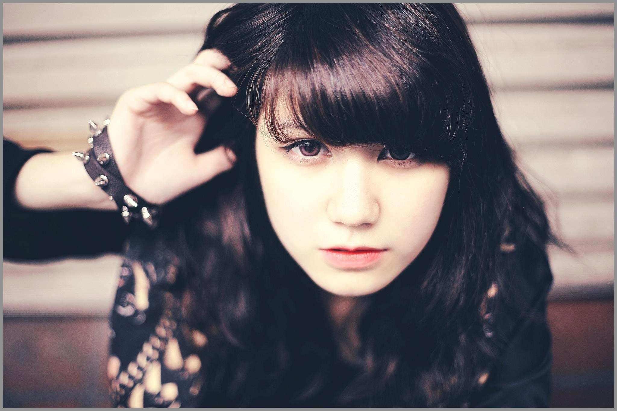 Ragazza capelli scuri braccialetti borchie, 2048x1365 alta risoluzione, Desktop