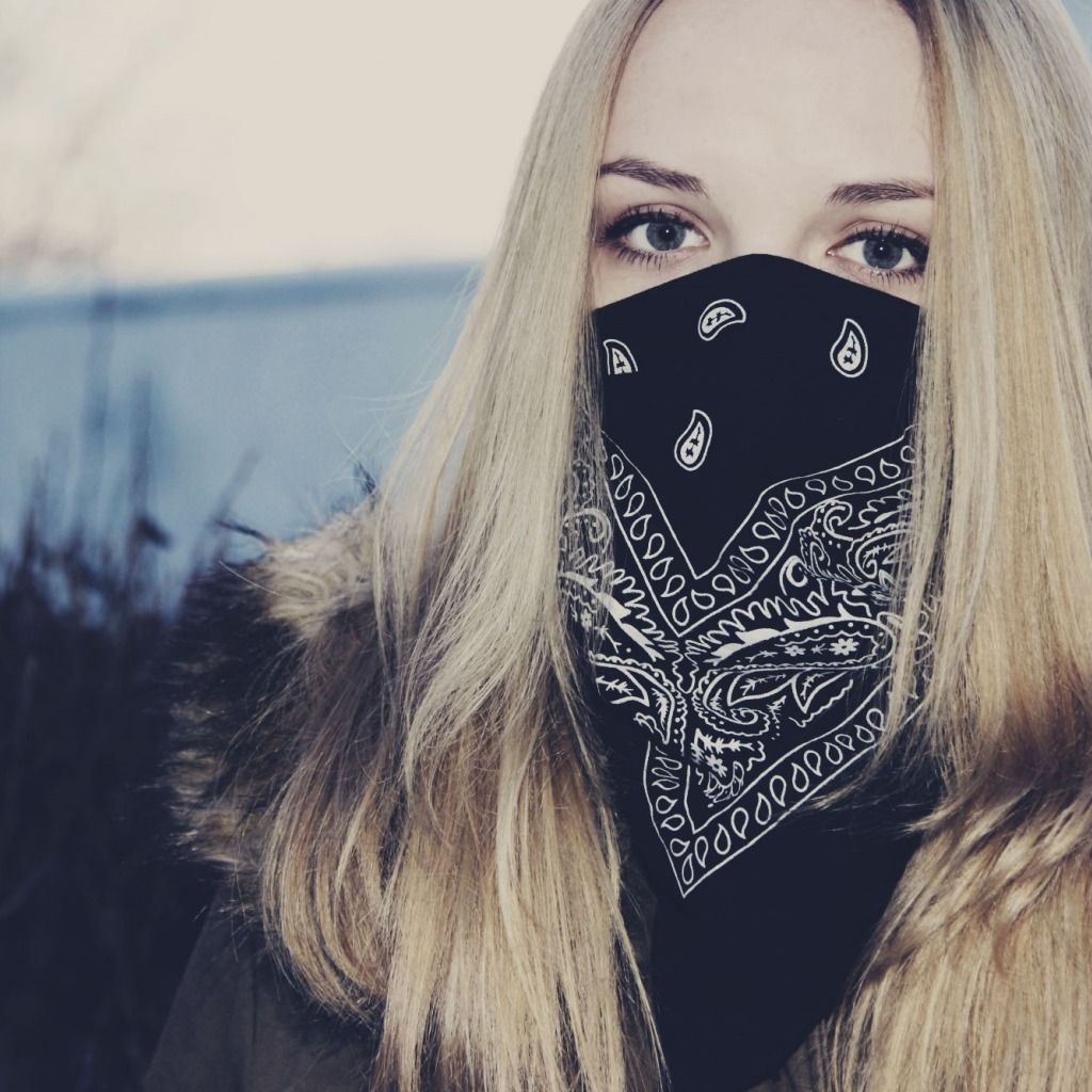 Ragazza bionda con bandana paisley, 1024x1024 HD, PC