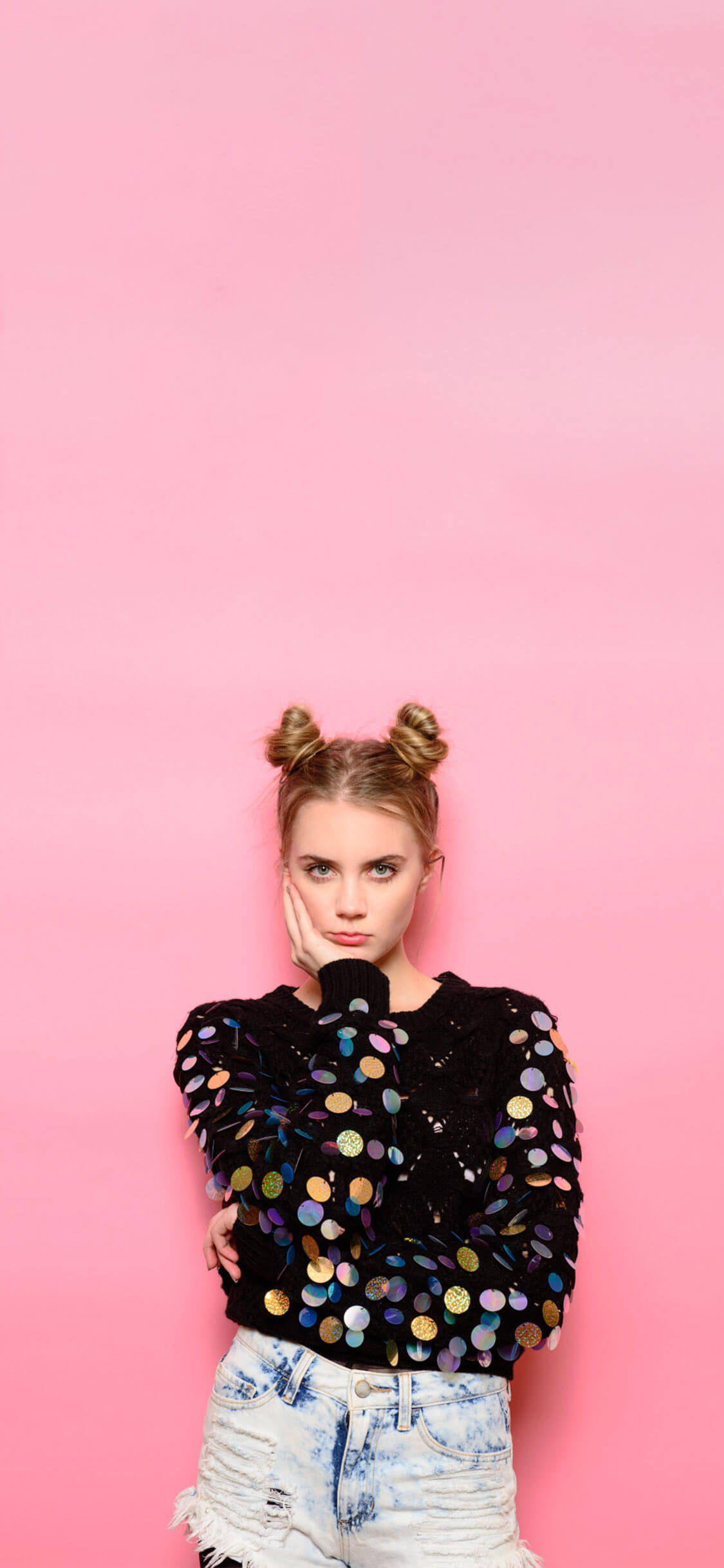 ragazza con space buns sfondo rosa, 1125x2436 Full HD Verticale, iPhone