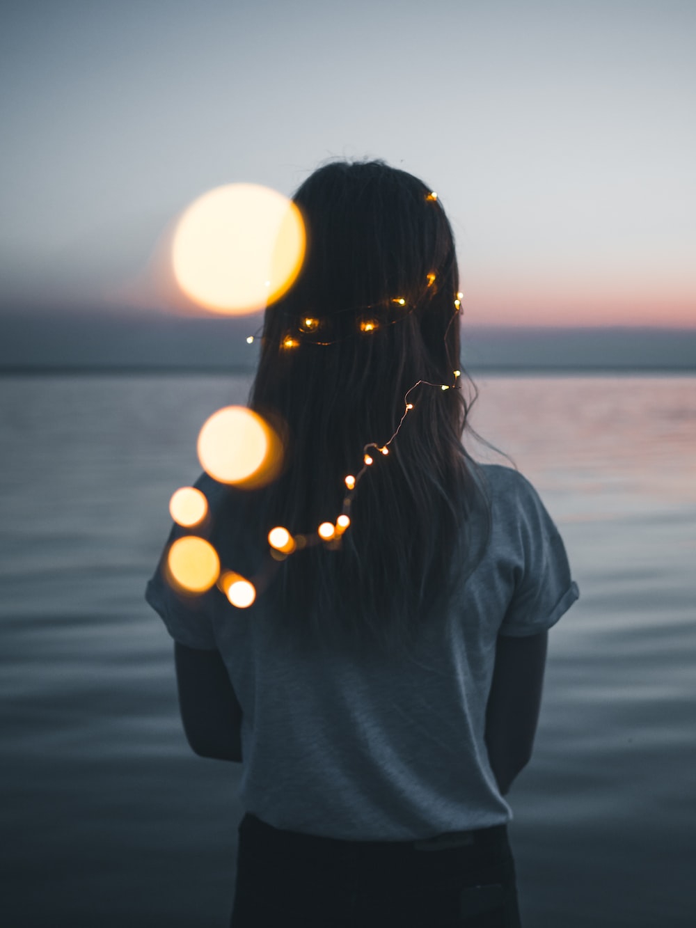 Ragazza di spalle con luci, 1000x1333 Verticale, Mobile