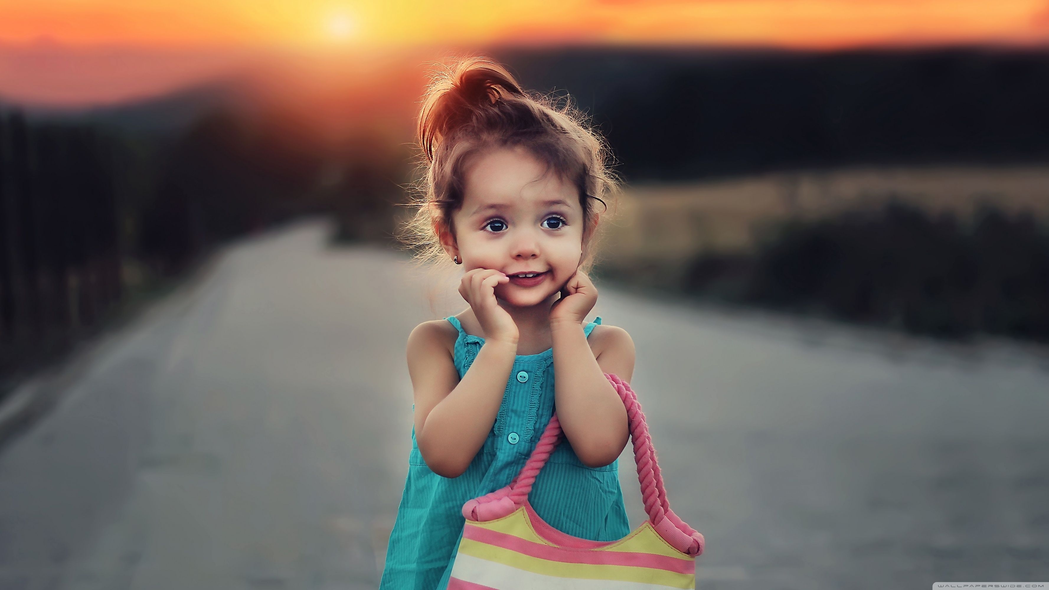 Bambina sorridente al tramonto, 3554x1999 2K, Desktop