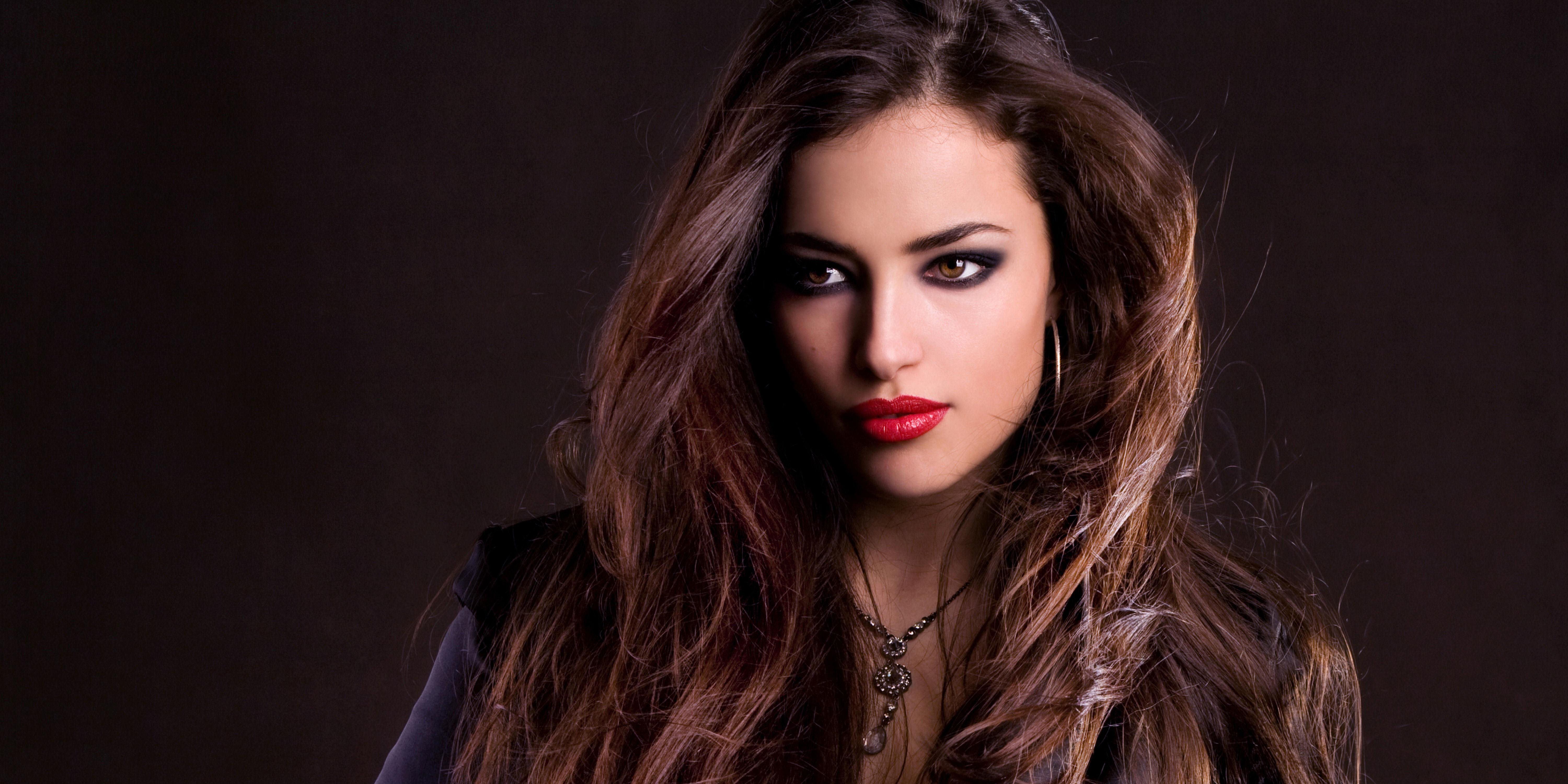 Ritratto donna capelli castani, 6000x3000 UHD, Monitor 4K